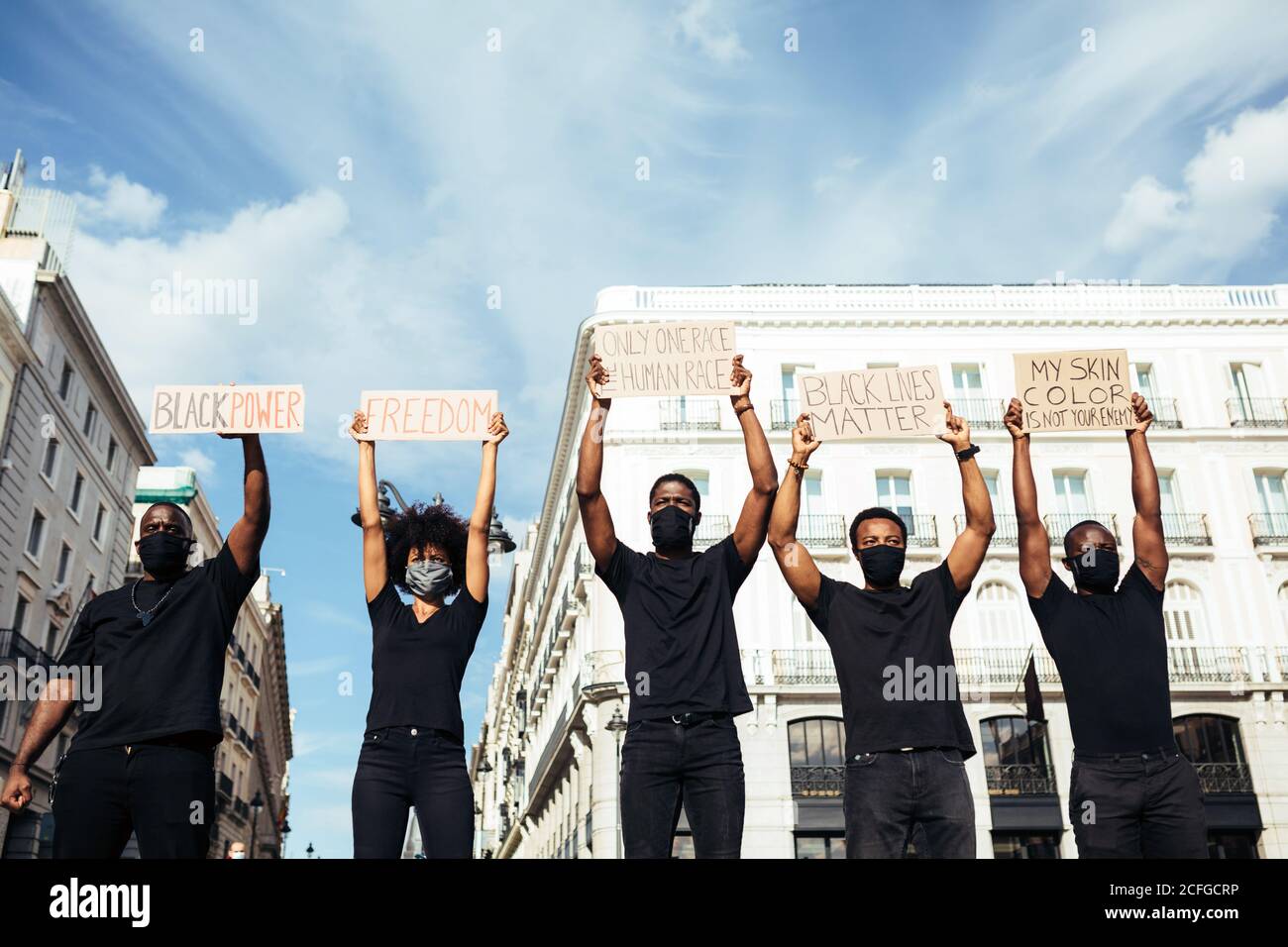 Persone che protestano per un raduno per l'uguaglianza razziale. Le vite nere contano. Foto Stock