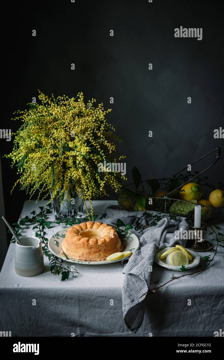 Torta Bundt tagliata a pezzi sul tavolo Foto Stock