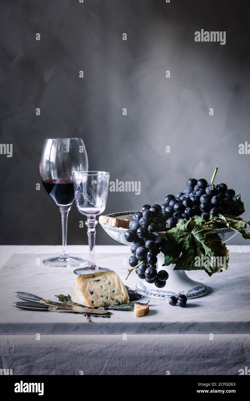 Uva e vino sul tavolo Foto Stock