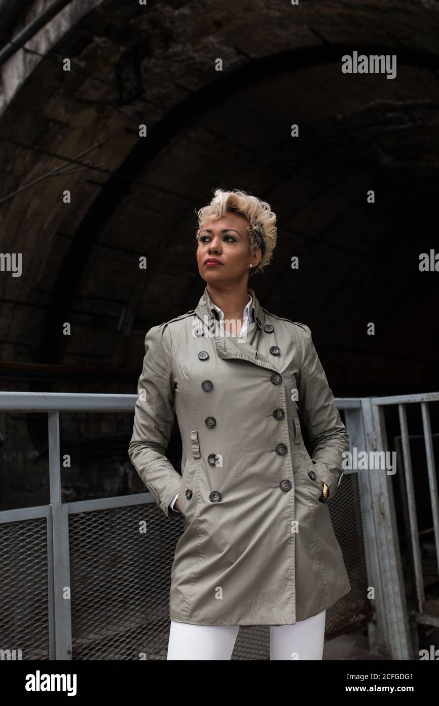 Ritratto di una donna allegra afro-americana elegante in cappotto Foto Stock