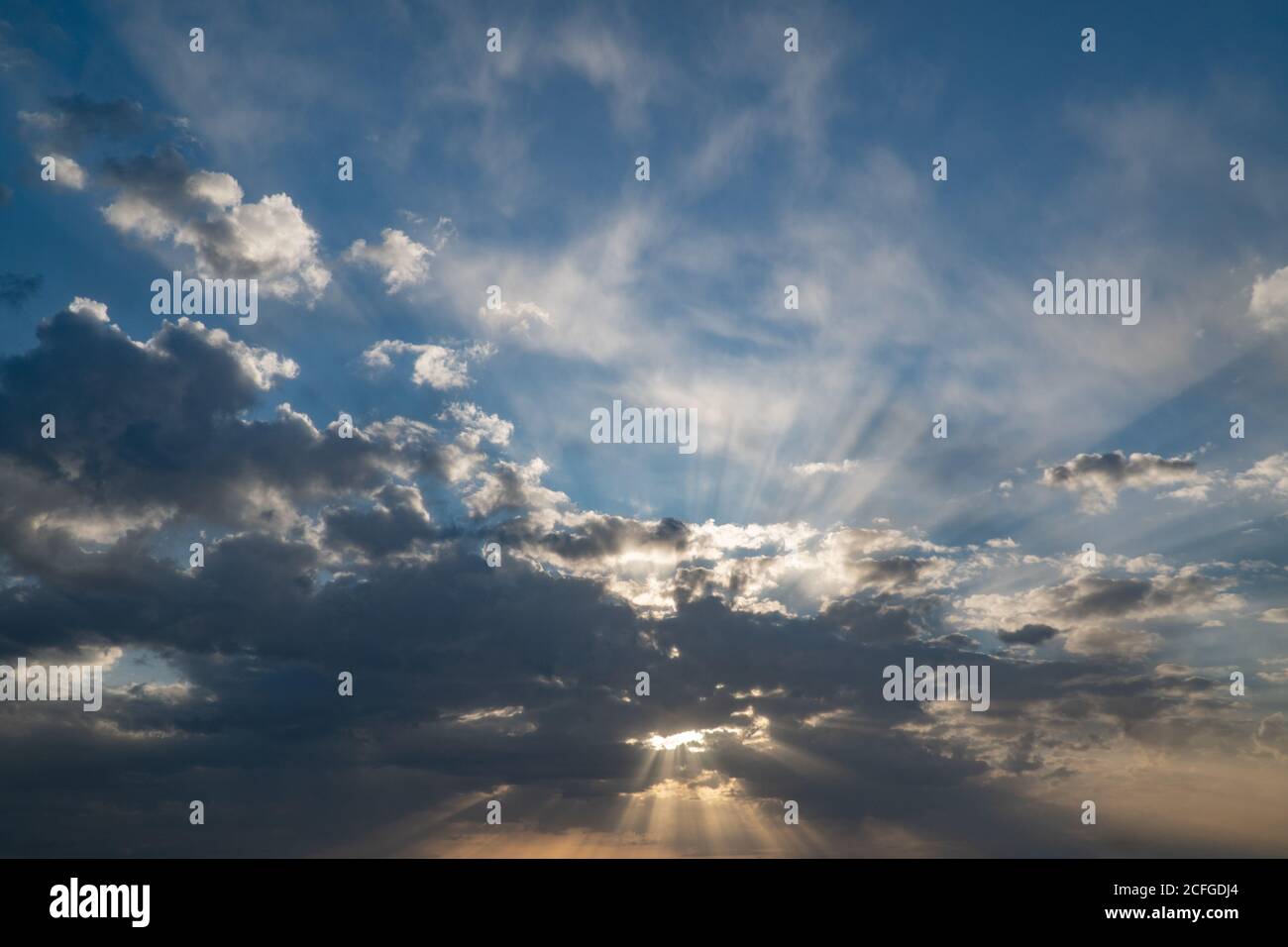 Sunbeam attraverso il velo sul cielo blu: possono essere utilizzate come sfondo e aspetto drammatico Foto Stock