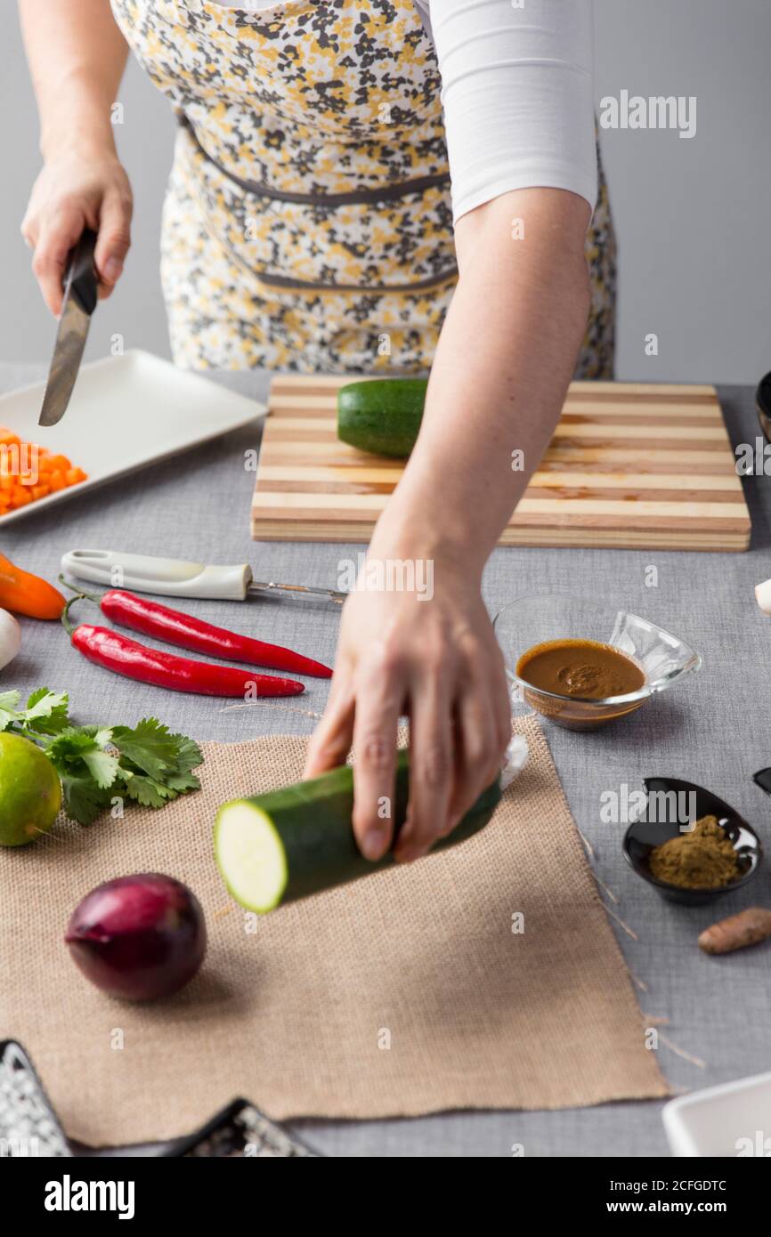 Donna che taglia le zucchine Foto Stock