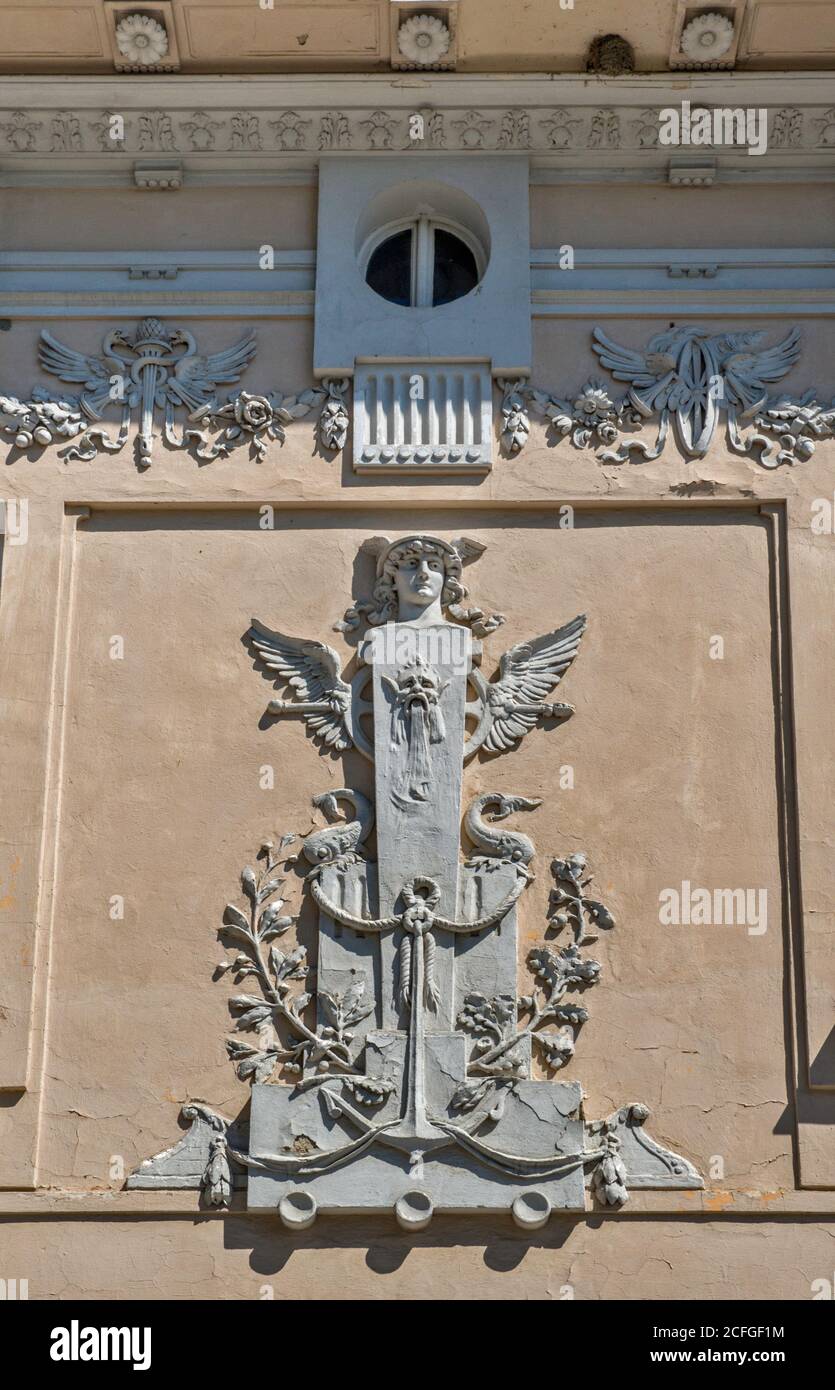 Opere d'arte a Brattmannova vila (Villa Brattmann), Art Nouveau, 1896, ora Scuola d'Arte, a Valasske Klobouky, Regione Zlin, Moravian Wallachia, Czechia Foto Stock