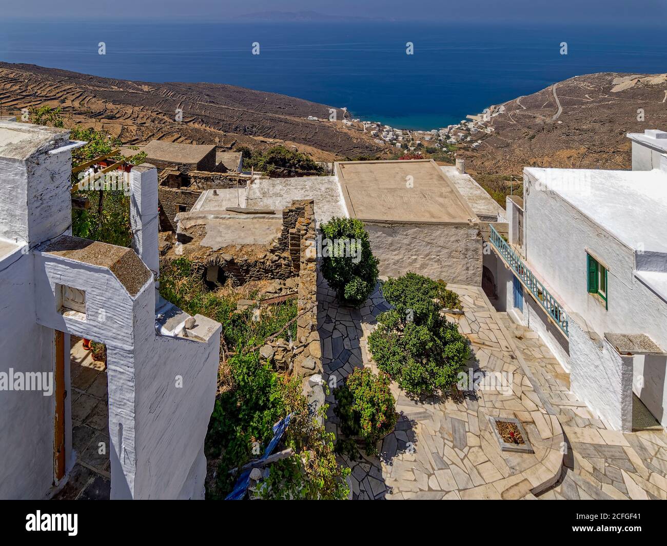 Vista panoramica sul Mar Egeo da Ysternia, Isola di Tinos, Grecia. Ysternia è un bellissimo villaggio meno conosciuto, in quanto è lontano dalla costa. Foto Stock