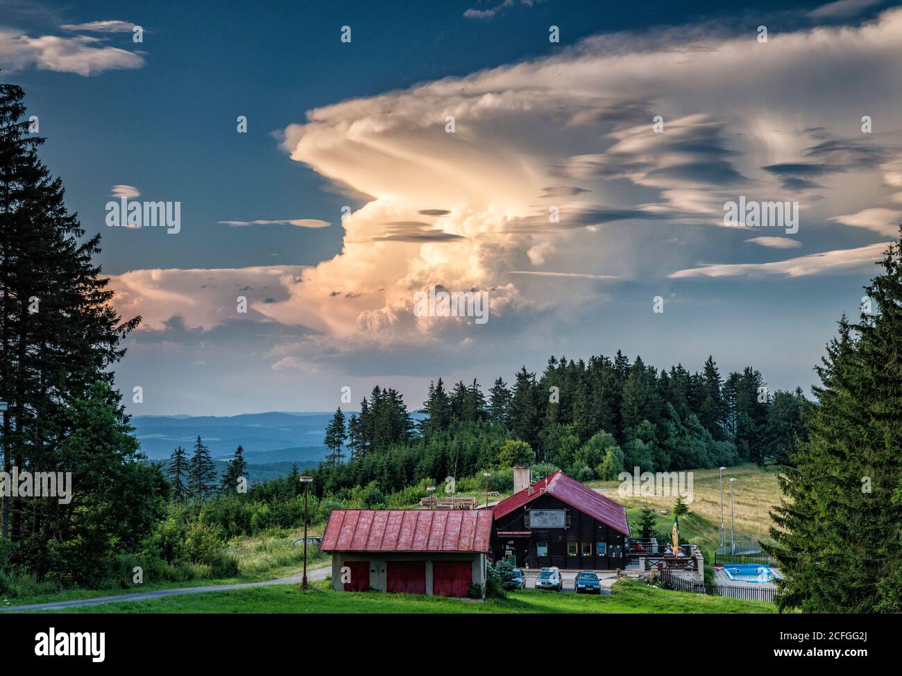 Cumulonimbus sopra Horska Chata Lodge al tramonto, Carpazi bianchi, vicino villaggio di Vyskovec, Regione Zlin, Slovacko (Slovacchia Morava), Repubblica Ceca Foto Stock