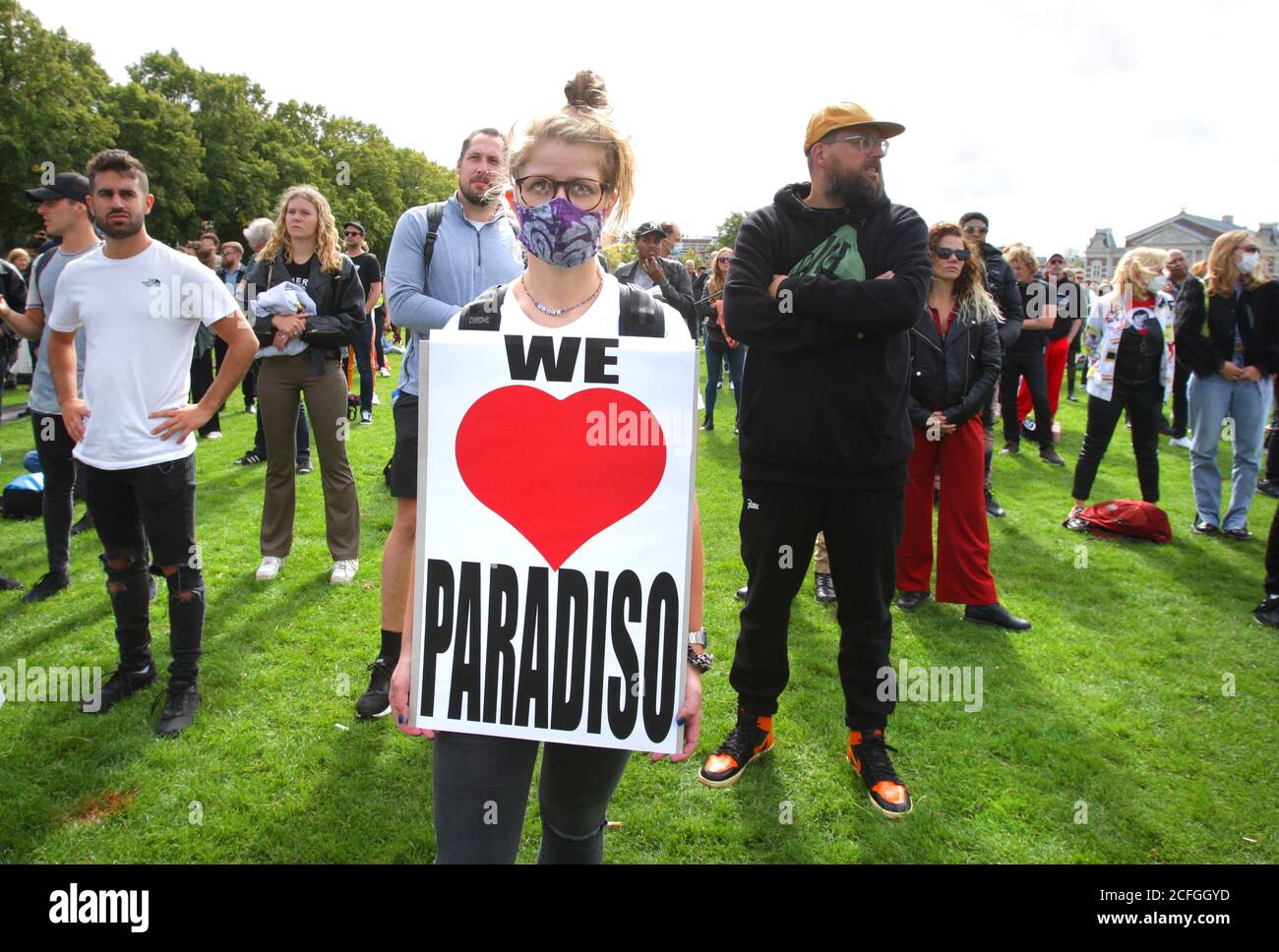 I proprietari, il personale e gli artisti di nightclub e nightclub protestano presso la Museumplein, in occasione della pandemia di Coronavirus, il 5 settembre 2020 ad Amsterdam, Paesi Bassi, per richiamare l'attenzione sui problemi dei club e delle discoteche causati dalla pandemia di coronavirus. A causa delle misure corona, i club e le discoteche non possono aprirsi nel modo usuale, sono autorizzati a ricevere clienti in una sorta di allestimento di caffè, dove i gruppi devono sedersi e mantenere una distanza di 1.5 metri e l'ispezione sarebbe rigorosa diversi club poi deciso di chiudere di nuovo. (Foto di Paulo Amorim/Sipa USA) Foto Stock