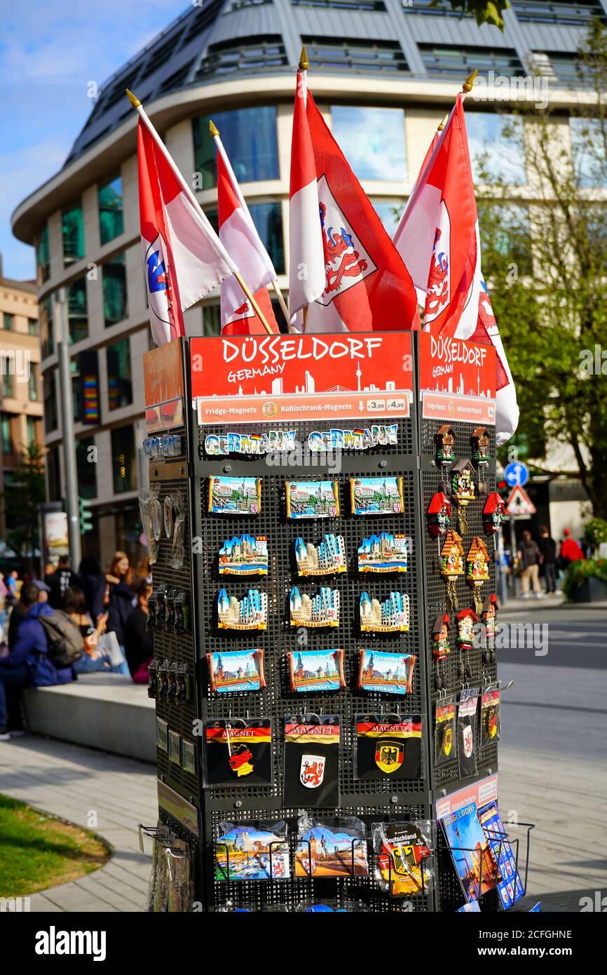 Coloratissimo chiosco per cartoline, che espone souvenir e cartoline di Düsseldorf di fronte a un edicola nel centro di Düsseldorf. Foto Stock