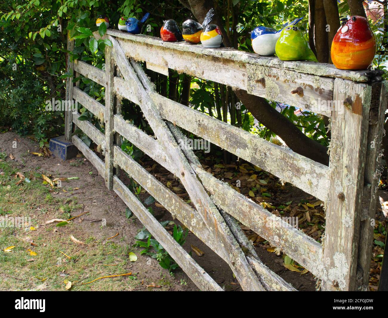 Porta coperta di muschio con arte ceramica sulla parte superiore Foto Stock
