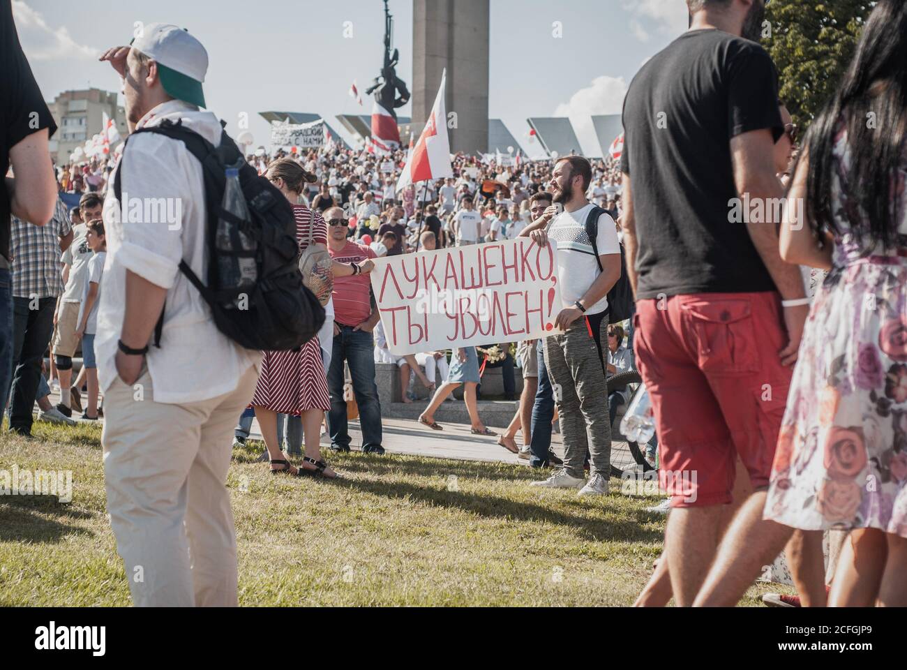 BIELORUSSIA, MINSK, 16 AGOSTO 2020 Rally a Minsk, un uomo con lo slogan Lukashenko, sei licenziato!, Foto Stock