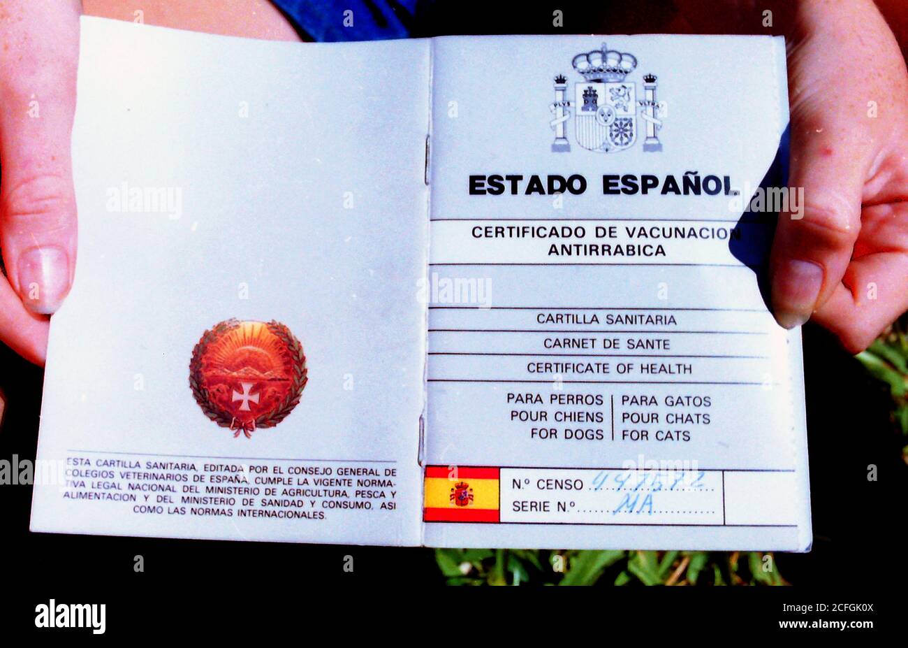 1995 Fotografia - UN certificato del governo spagnolo che mostra un gatto o un cane da compagnia è stato dato una vaccinazione contro la rabbia. Anche se scritto in tre lingue, lo spagnolo, il francese e l'inglese, ancora non era valido per importare o reimportare un animale domestico a quel tempo in Gran Bretagna secondo la legge britannica senza che l'animale fosse messo in quarantena per 6 months. Le leggi sono state rilassate in 2012. Foto Stock
