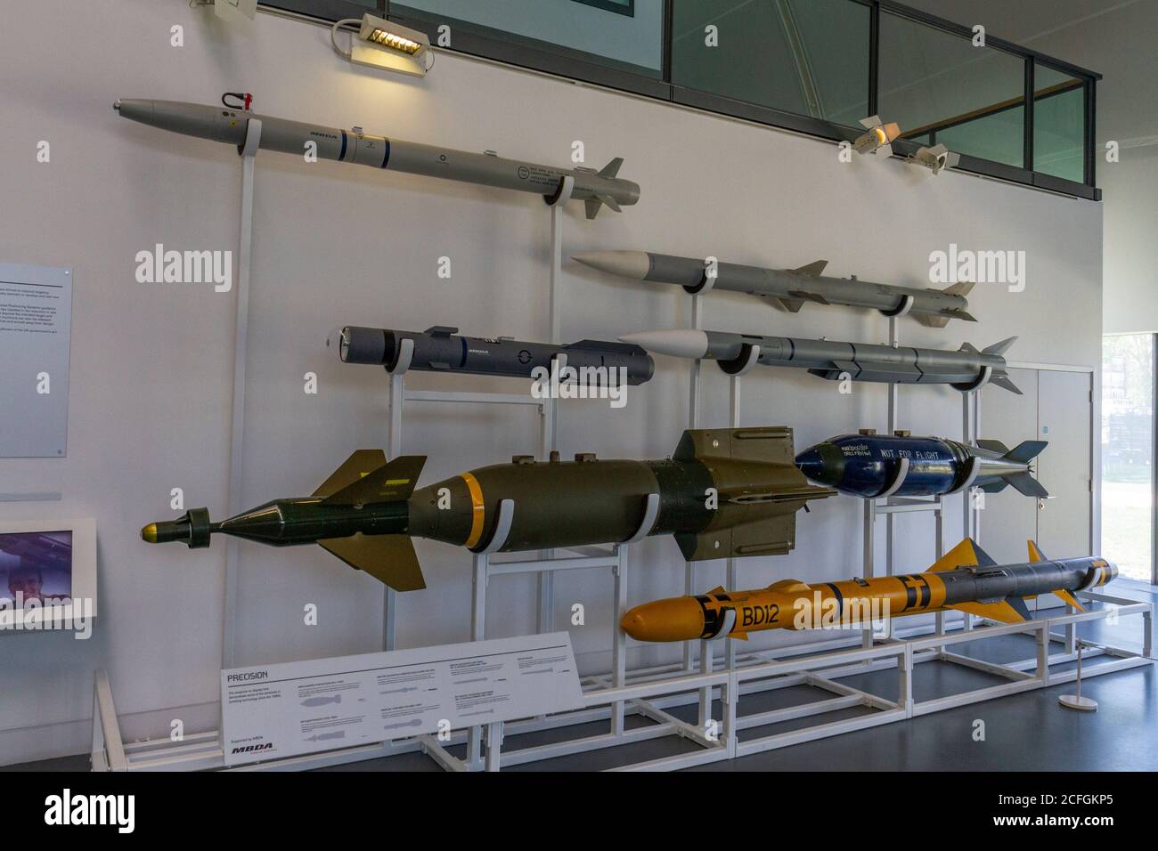 Un'esposizione che mostra lo sviluppo di bombe aeree e missili nel RAF Museum, Londra, Regno Unito. Foto Stock