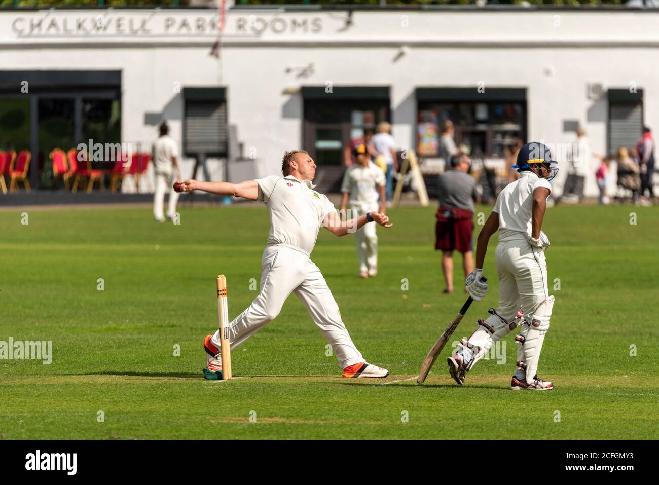 Cricket in esecuzione a Chalkwell Park, Westcliff on Sea, Southend, Essex, Regno Unito. Bowling Belhus Cricket Club Foto Stock