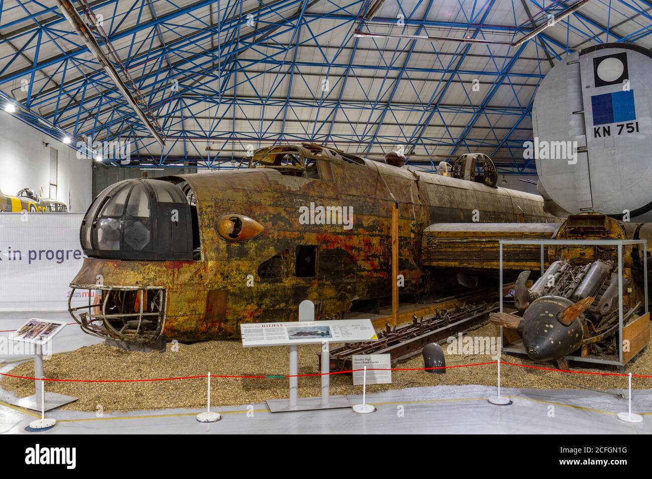 Un bombardiere Halifax recuperato in mostra al RAF Museum, Londra, Regno Unito. Foto Stock