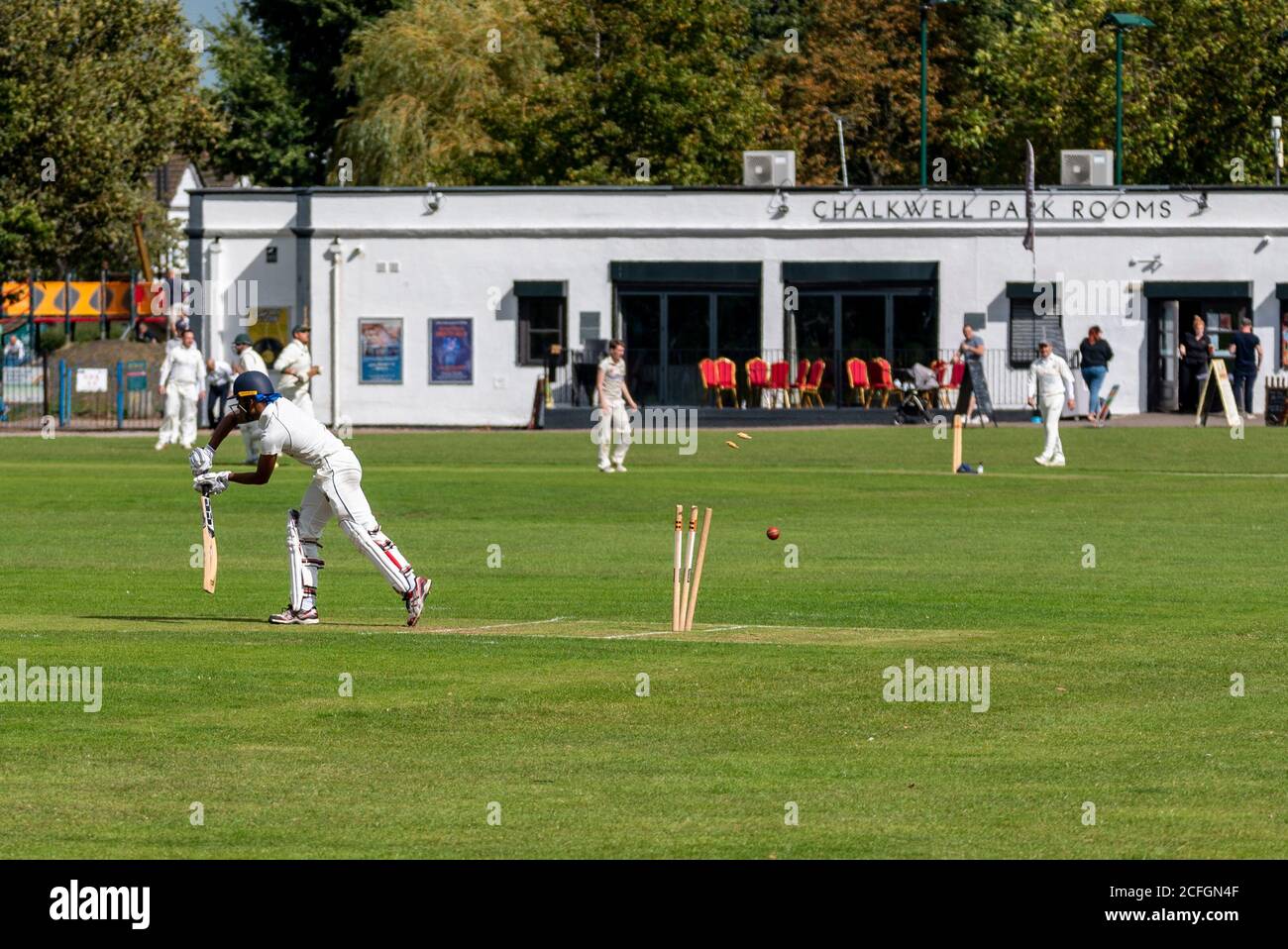 Cricket in esecuzione a Chalkwell Park, Westcliff on Sea, Southend, Essex, Regno Unito. Leigh su Sea Cricket Club battsman batting. Pulire il bowled Foto Stock