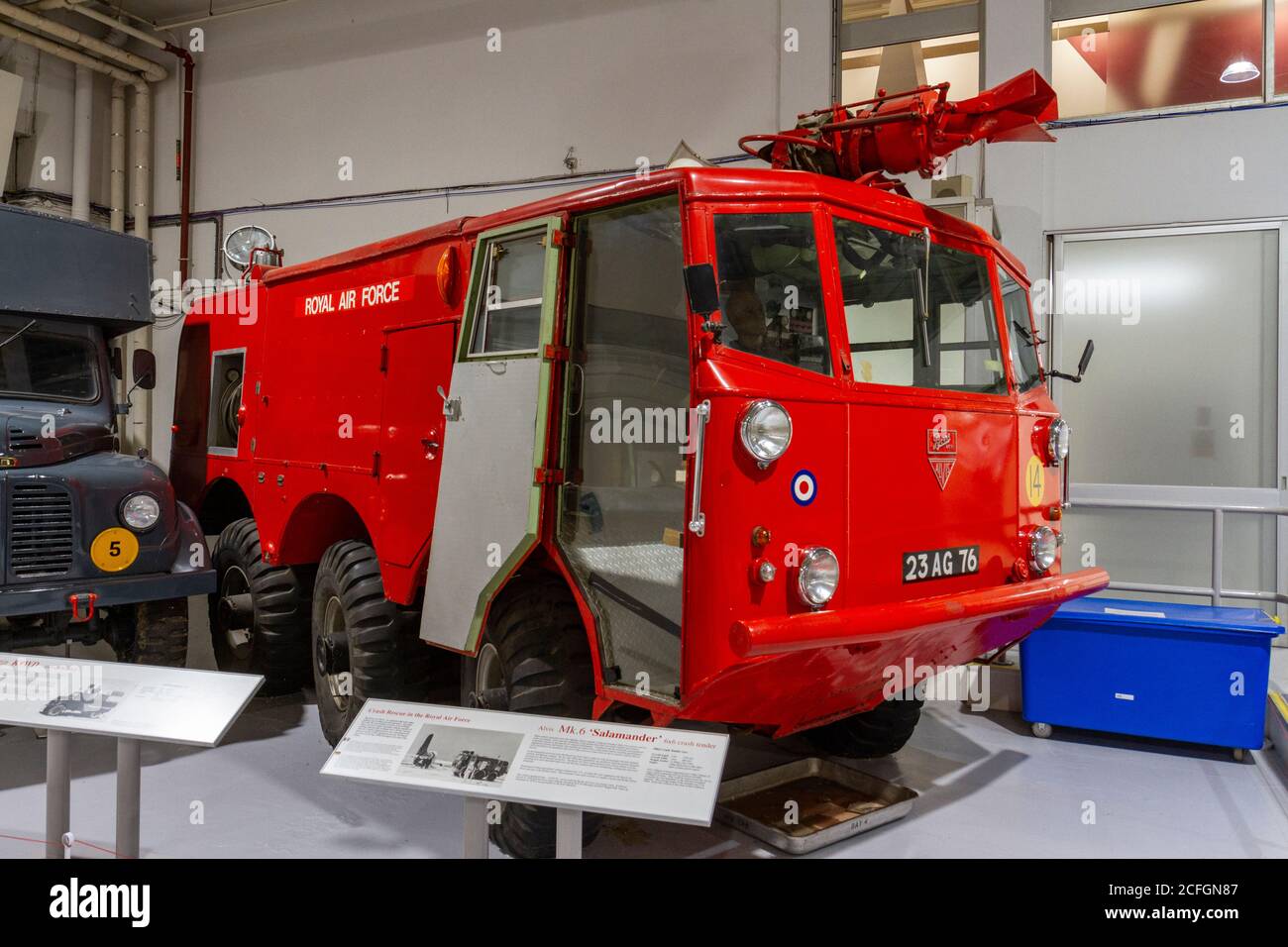 Un crash tender Alvis Mk.6 'Salamander' 6x6 in mostra al RAF Museum, Londra, Regno Unito. Foto Stock