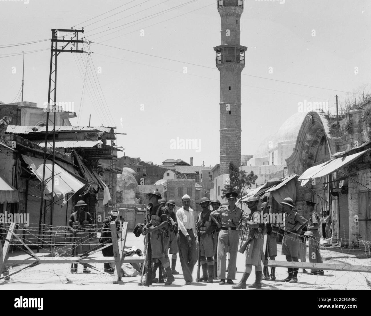 Titolo originale: Disordini in Palestina 1936. Jaffa. Truppe e polizia che sorvegliano l'ingresso alla zona di demolizione - Ubicazione: Tel Aviv Israele ca. 1936 Foto Stock