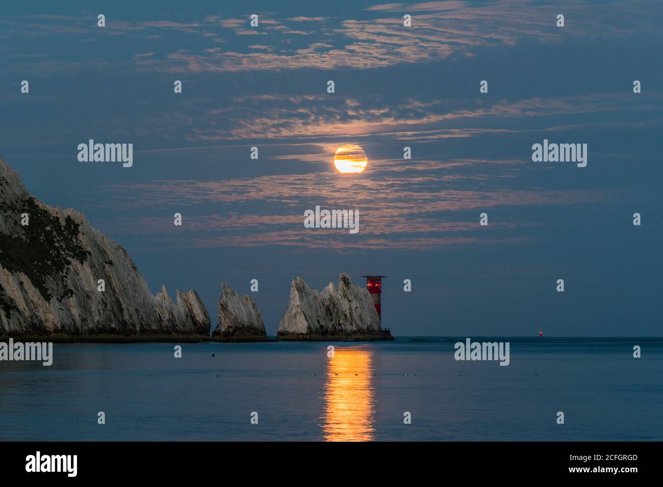 Luna piena impostazione sopra la casa di luce degli aghi. settembre luna, corn luna, raccolto luna Foto Stock