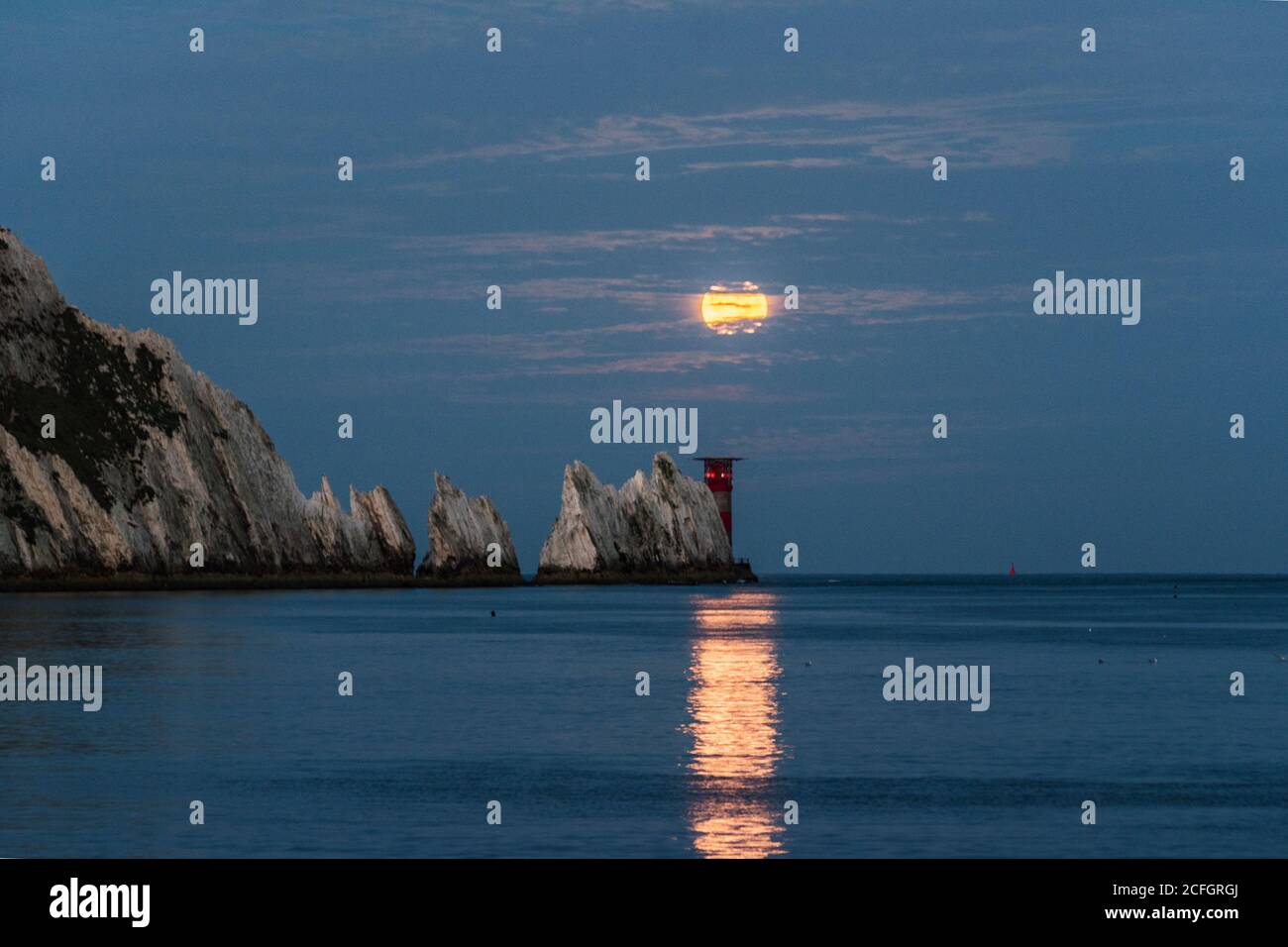 Luna piena impostazione sopra la casa di luce degli aghi. settembre luna, corn luna, raccolto luna Foto Stock