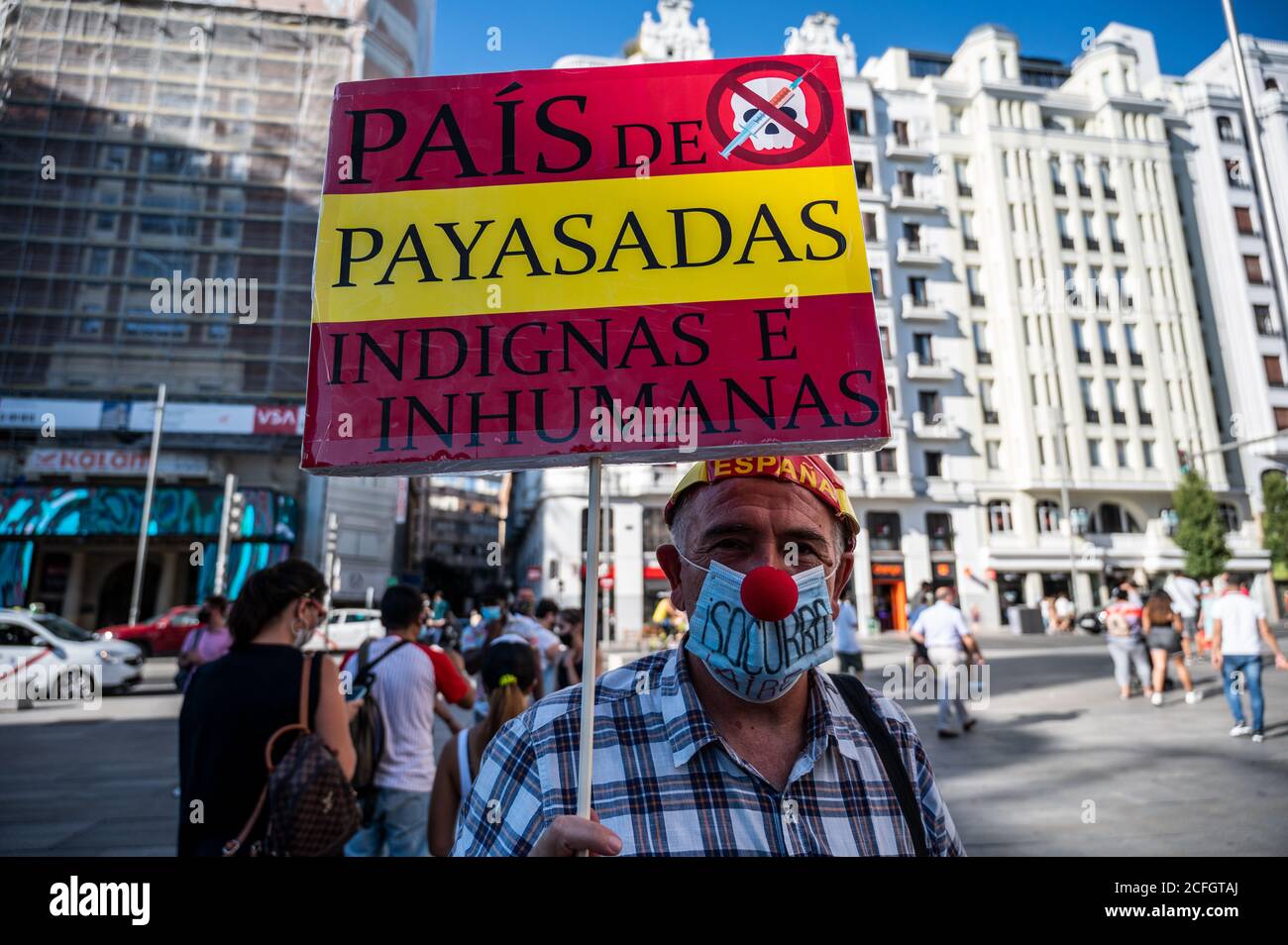 Madrid, Spagna. 05 settembre 2020. Un uomo con un cartello che riporta: "Terra di assurdità indegna e disumana" che protestava durante una dimostrazione contro l'uso obbligatorio di maschere facciali, l'uso di un vaccino contro il coronavirus, l'attuazione del 5G; E altre misure adottate dal governo spagnolo per prevenire la diffusione del coronavirus in Spagna, come i casi positivi COVID-19 continuano ad aumentare. Credit: Marcos del Mazo/Alamy Live News Foto Stock