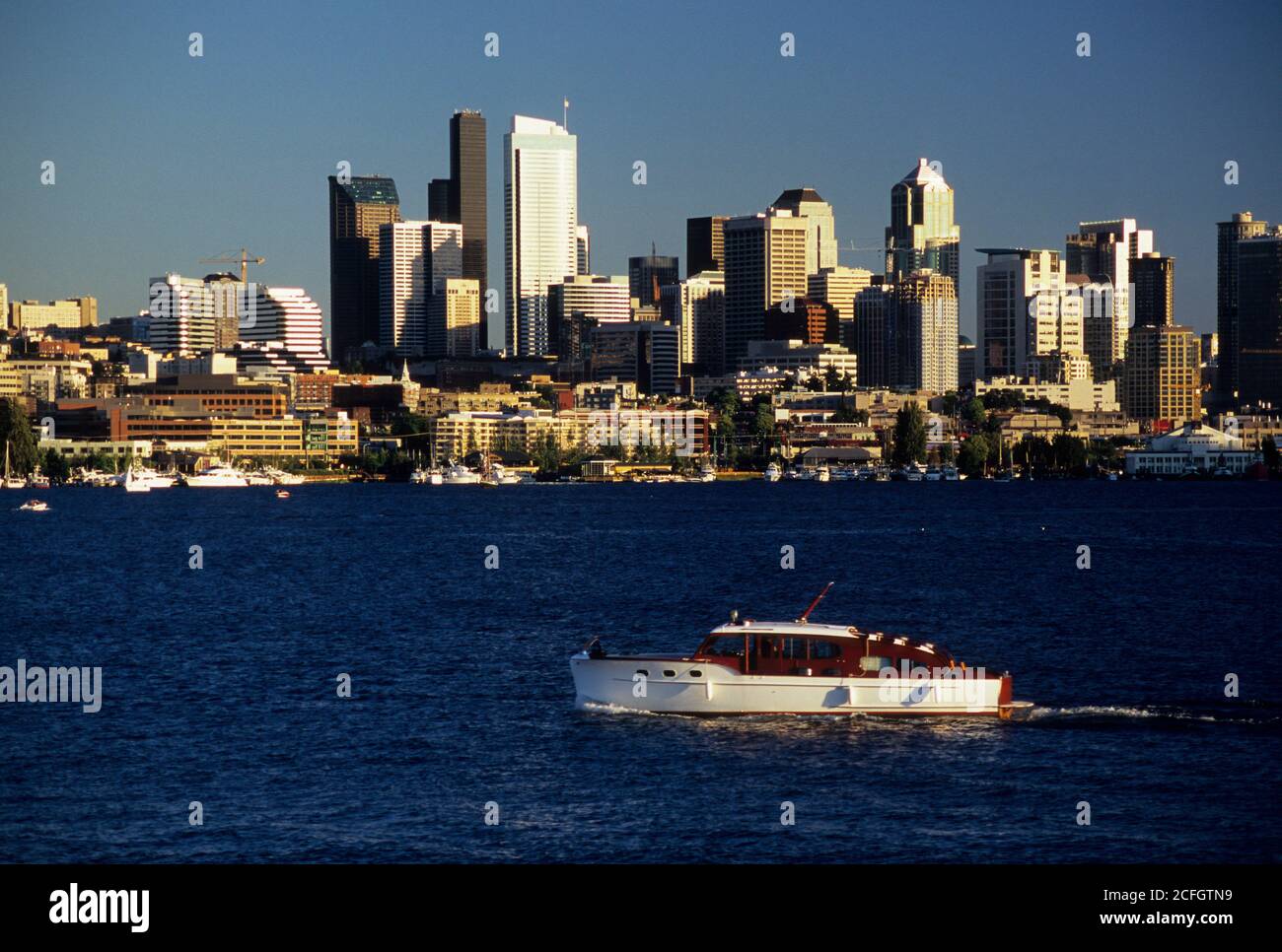 Il lago di unione con il centro, lavori Gas Park, Seattle, Washington Foto Stock