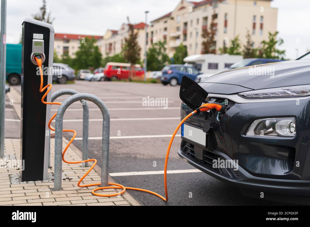Riempimento di un'auto con l'elettricità Foto Stock