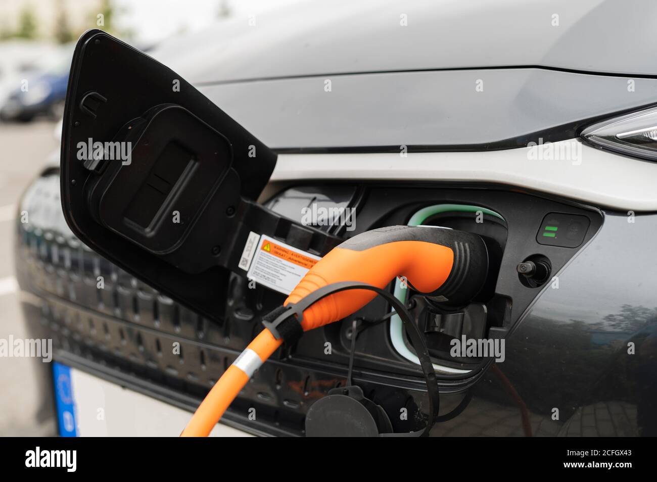 La spina di un cavo di carica è elettrica auto Foto Stock