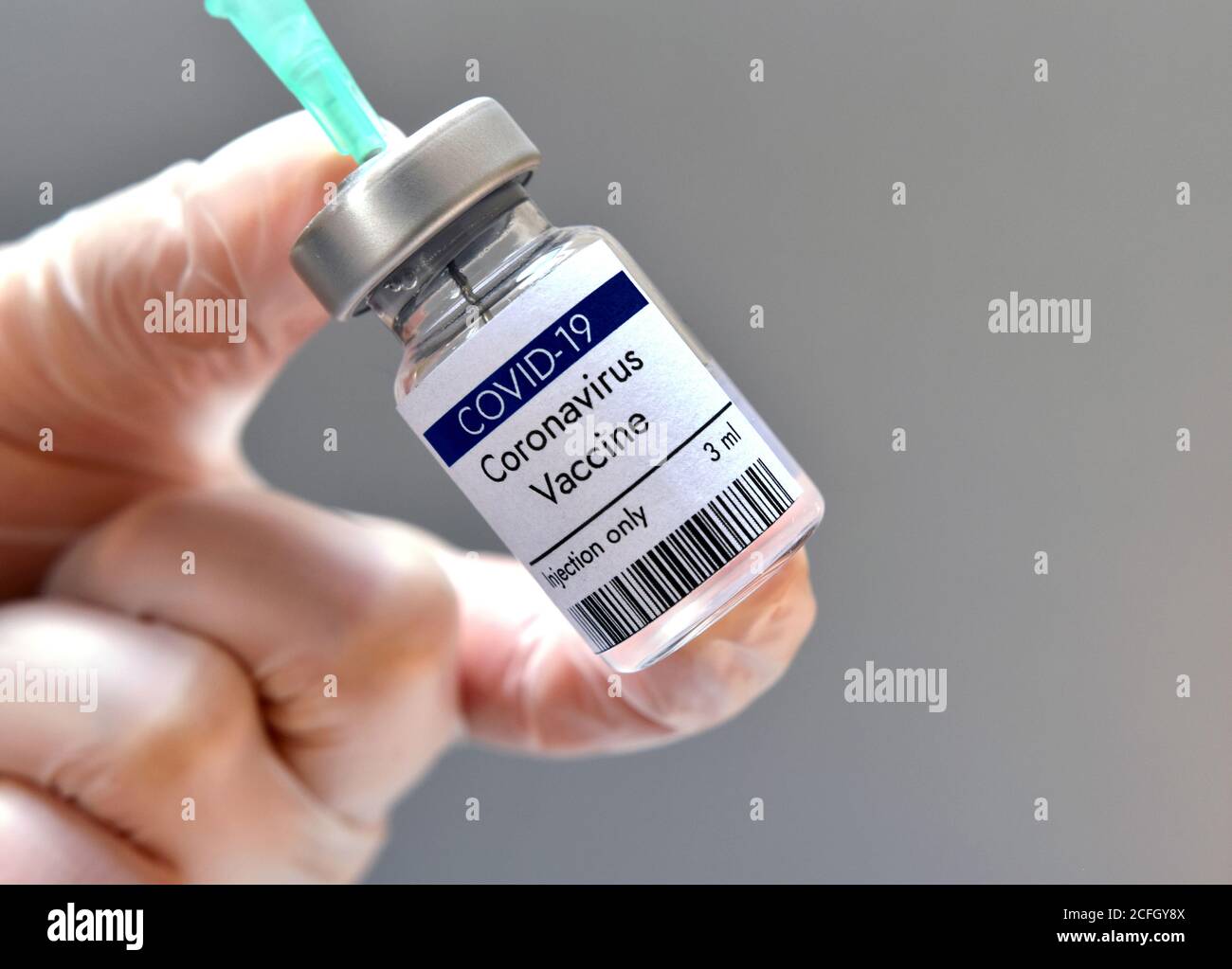 Vaccino contro il coronavirus in flaconcino alla terza fase sperimentale al laboratorio moderno Pfizer negli Stati Uniti. Vaccino COVID-19. Concetto sanitario e medico Foto Stock