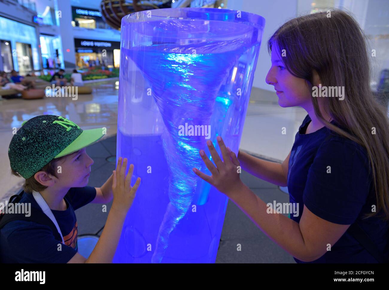 Due bambini che guardano un tornado d'acqua presso i negozi di Crystals, Las Vegas Strip NV Foto Stock