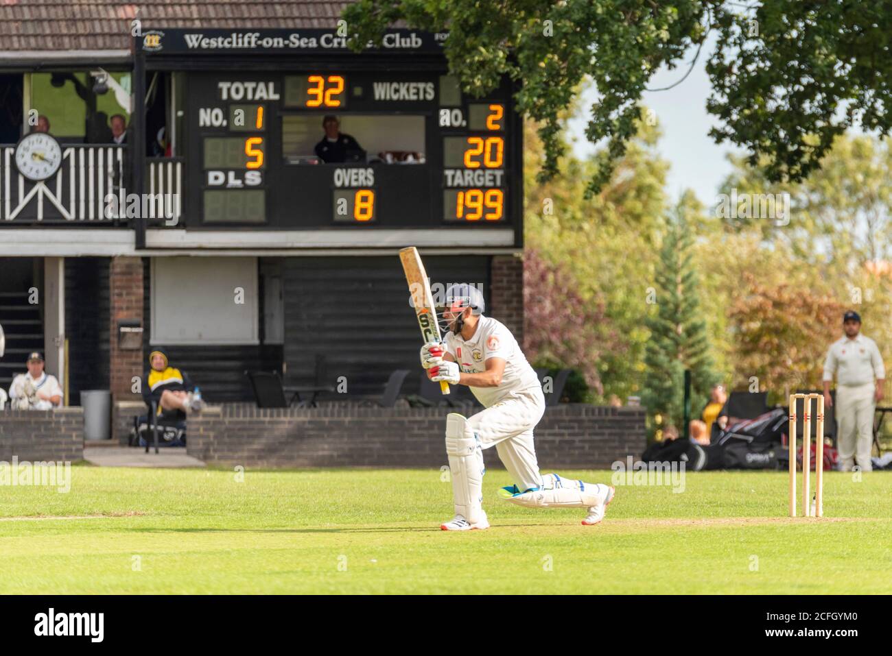 Cricket in esecuzione a Chalkwell Park, Westcliff on Sea, Southend, Essex, Regno Unito. Westcliff on Sea Cricket Club battsman battendo di fronte alla clubhouse Foto Stock