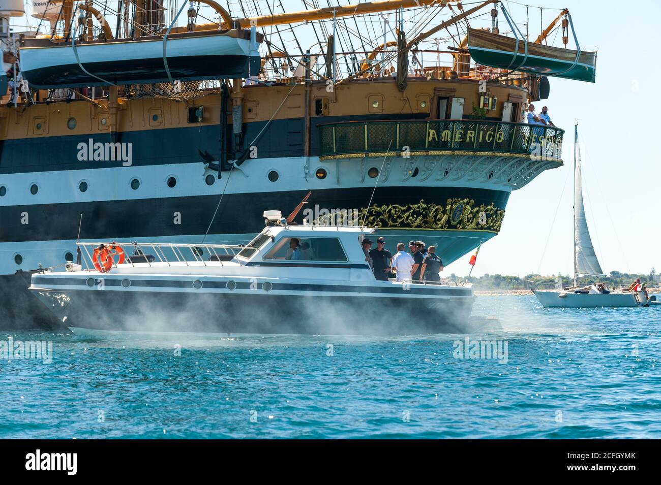 22 agosto 2020 - la nave di pattuglia assiste la NAVE alta AMERIGO VESPUCCI; la nave Amerigo Vespucci è la nave di addestramento della Marina militare Italiana AC Foto Stock