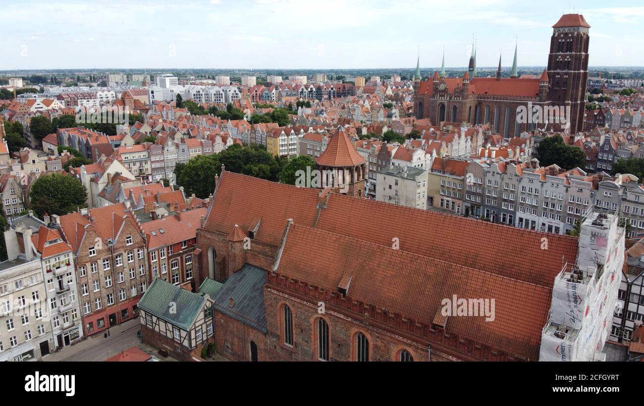 Vista sulla città vecchia di Danzica e la torre di St Basilica di Maria che si trova sopra il tetto di tegole rosse della città vecchia case Foto Stock