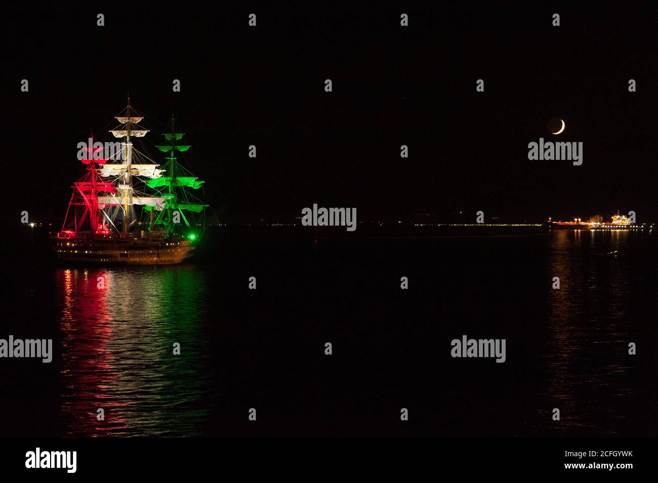 Il moonset sulla nave a vela "AMERIGO VESPUCCI" nel porto di Taranto, Italia; Foto Stock