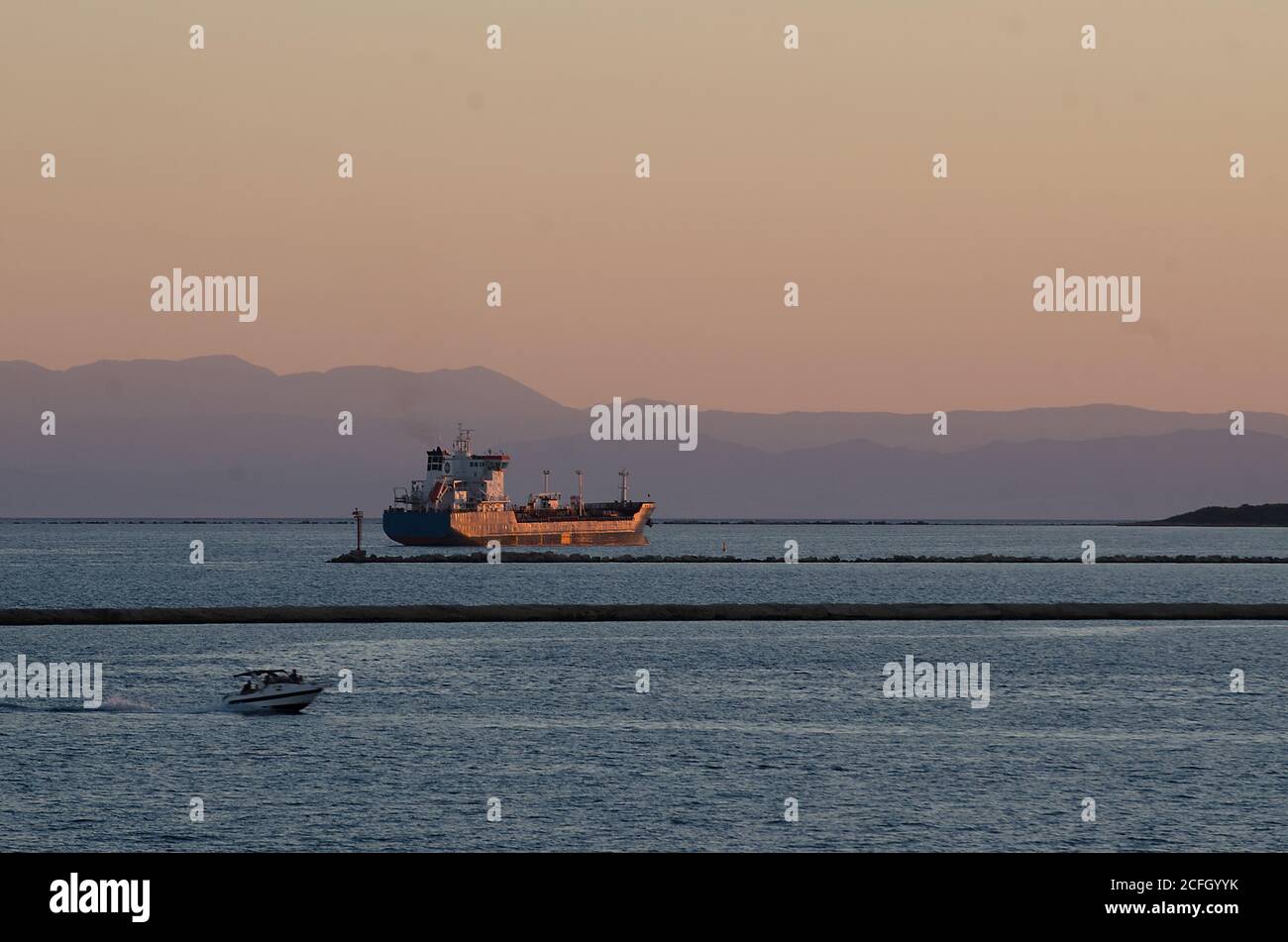 Nave nel porto di Taranto Foto Stock