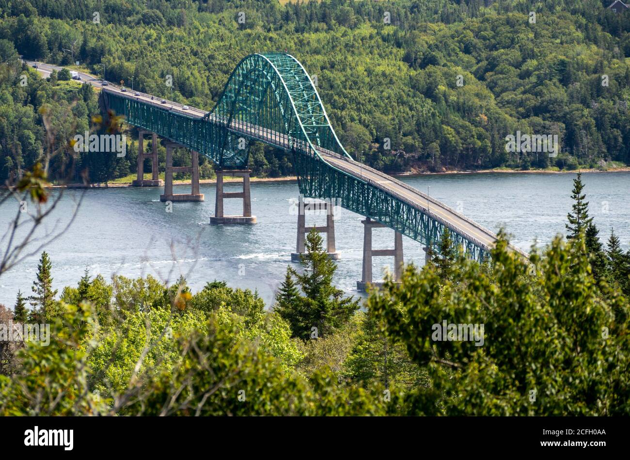Ponte sull'oceano: Il Seal Island Bridge, parte dell'autostrada Trans Canada a Cape Breton, collega l'isola di Boularderie all'isola di Cape Breton. Foto Stock