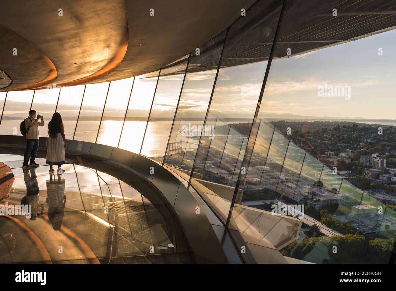 Seattle, USA - 2 settembre 2020: Persone nel rinnovato Space Needle durante la pandemia di Covid-19. Foto Stock