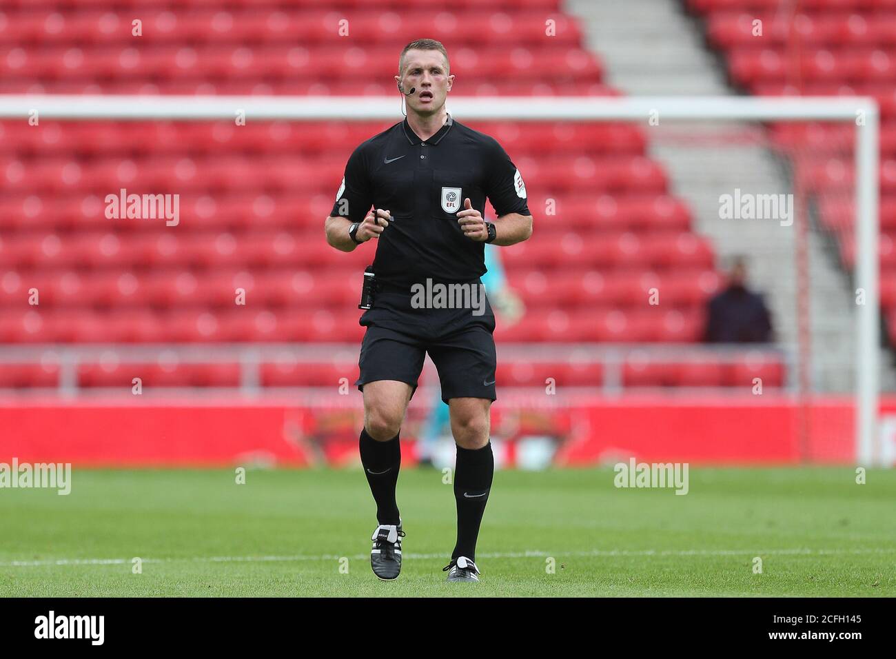 SUNDERLAND, INGHILTERRA. 5 SETTEMBRE l'arbitro della partita, Thomas Bramall durante la partita della Carabao Cup tra Sunderland e Hull City allo Stadio di luce, Sunderland. (Credit: Mark Fletcher | MI News) Credit: MI News & Sport /Alamy Live News Foto Stock