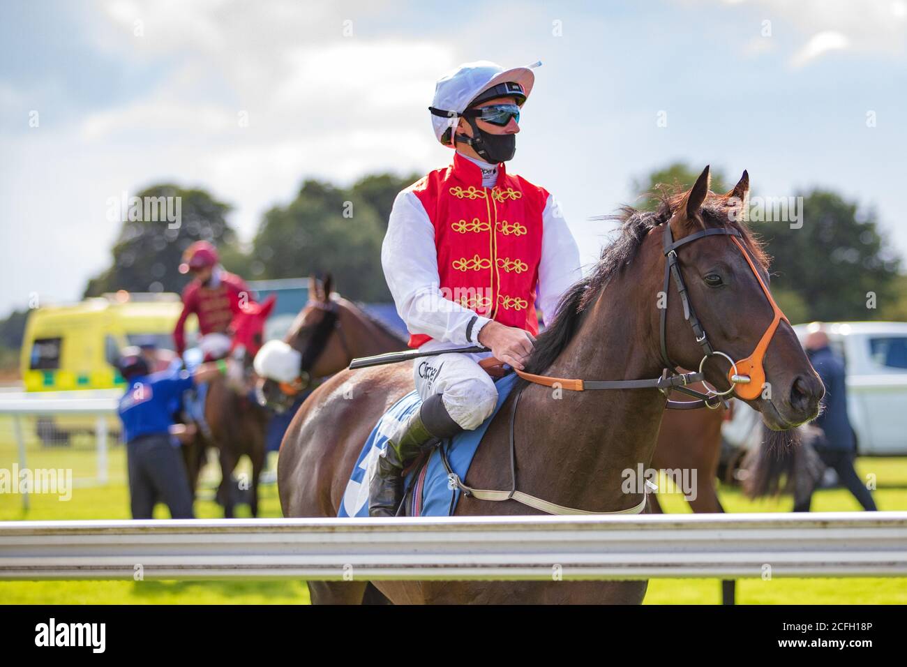 Impero nomade e Daniel Tudhope all'inizio della Julia Graves Roses Stakes durante il Festival di Ebor nell'agosto 2020. Foto Stock