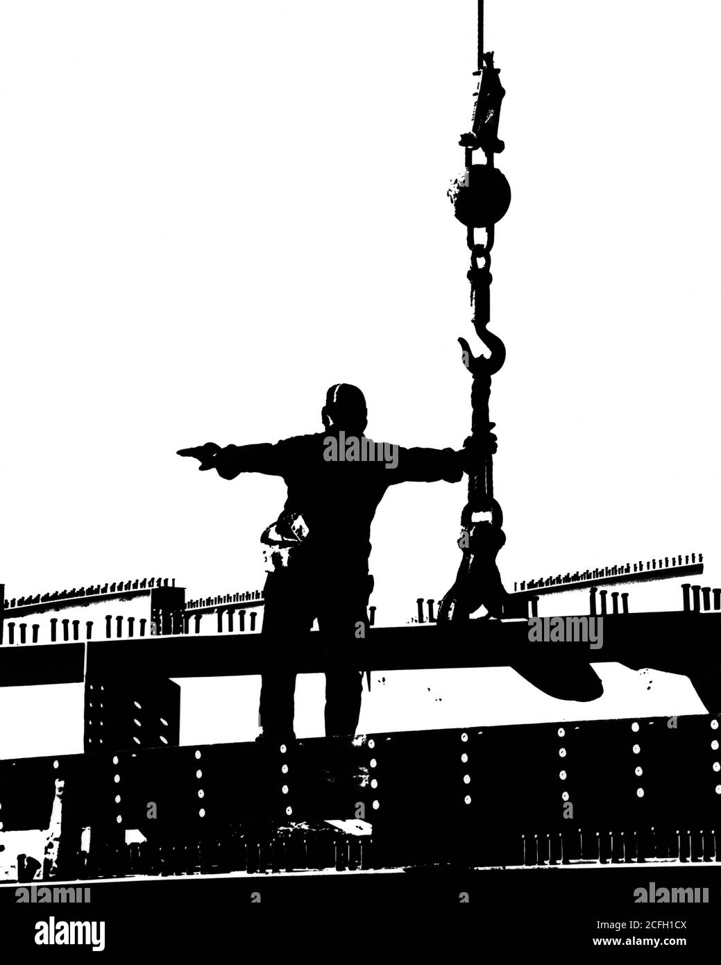 ANNI '60 SILHOUETTE AD ALTO CONTRASTO UOMO ANONIMO CANTIERE DIREZIONE OPERAIO GRU SOLLEVAMENTO TRAVE IN ACCIAIO IN POSIZIONE SUL PONTE - I6213 HAR001 HARS LAVORO OCCUPAZIONI TRAVI CONTRASTO ANONIMA DIPENDENTI DIREZIONE POSIZIONE NERO E BIANCO HAR001 LAVORARE VECCHIO STILE Foto Stock