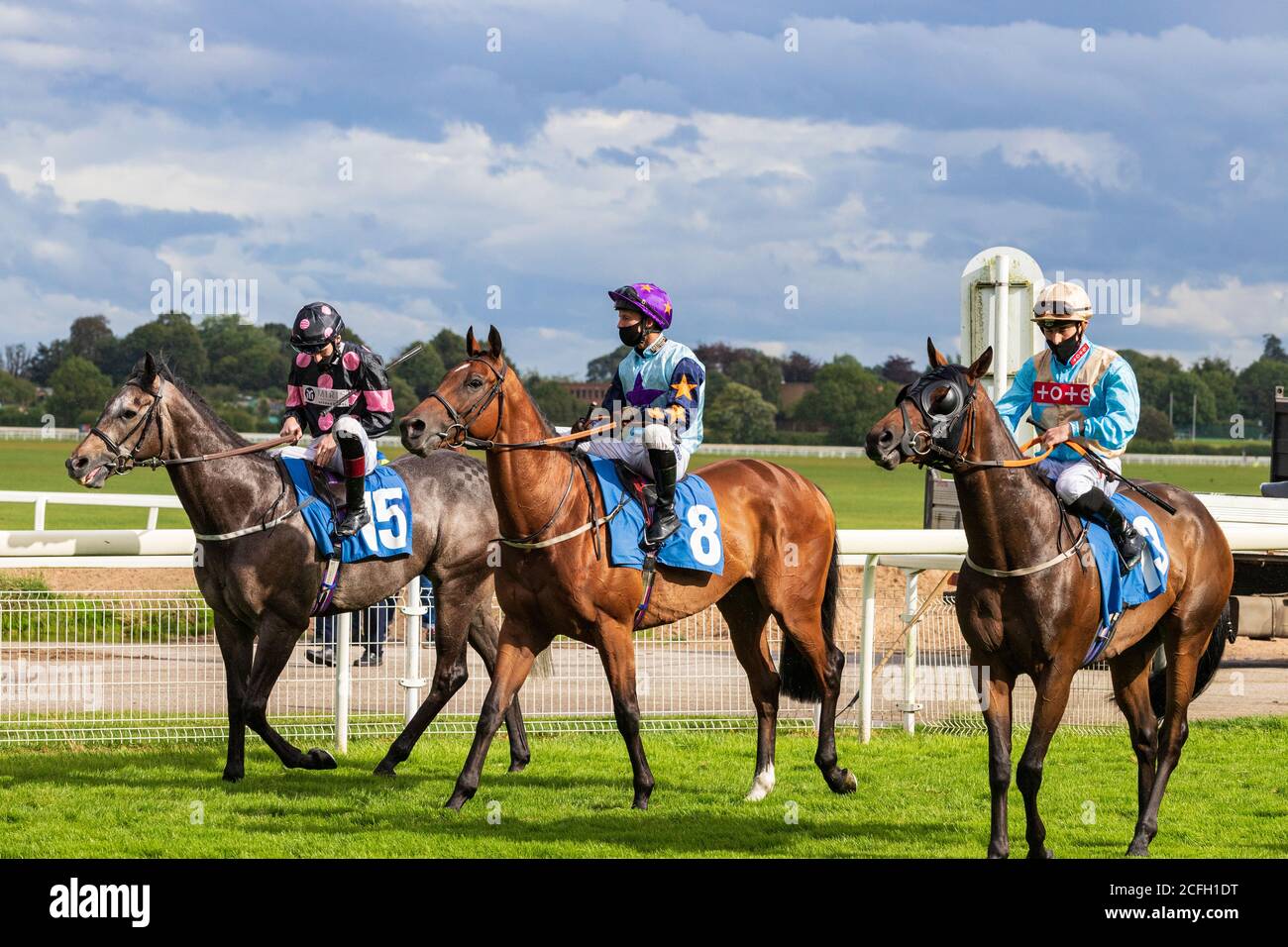 Jockeys e cavalli all'inizio della Sky Bet handicap durante l'Ebor Festival nell'agosto 2020. Foto Stock