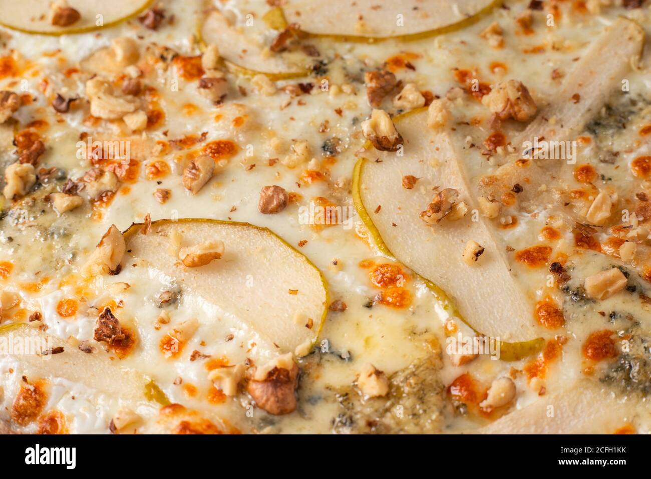 Pizza piccante con pera, noci e formaggio dorblu. Foto macro . Foto Stock