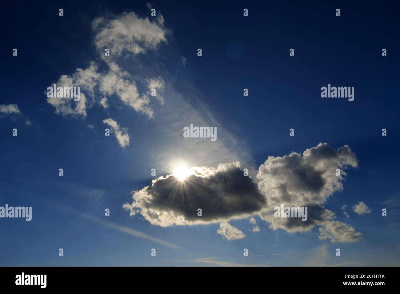 Luce del sole dietro la nuvola sul cielo drammatico della moodia Foto Stock