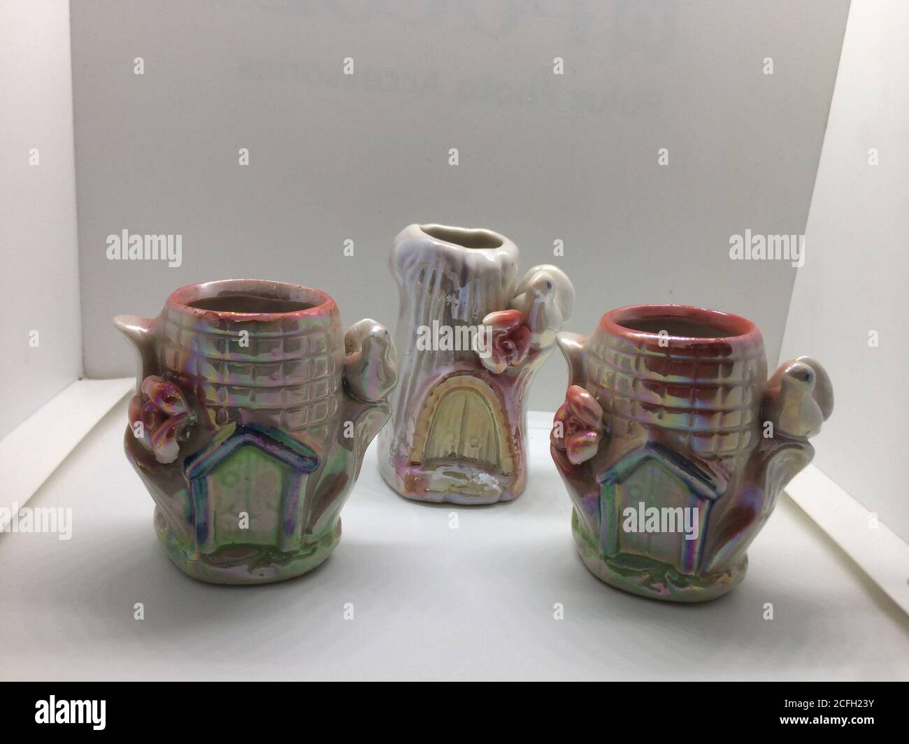 Vetrina per l'arredamento della casa, vasi in ceramica a tema animale, esposizione artistica in ceramica con eleganza vintage Foto Stock