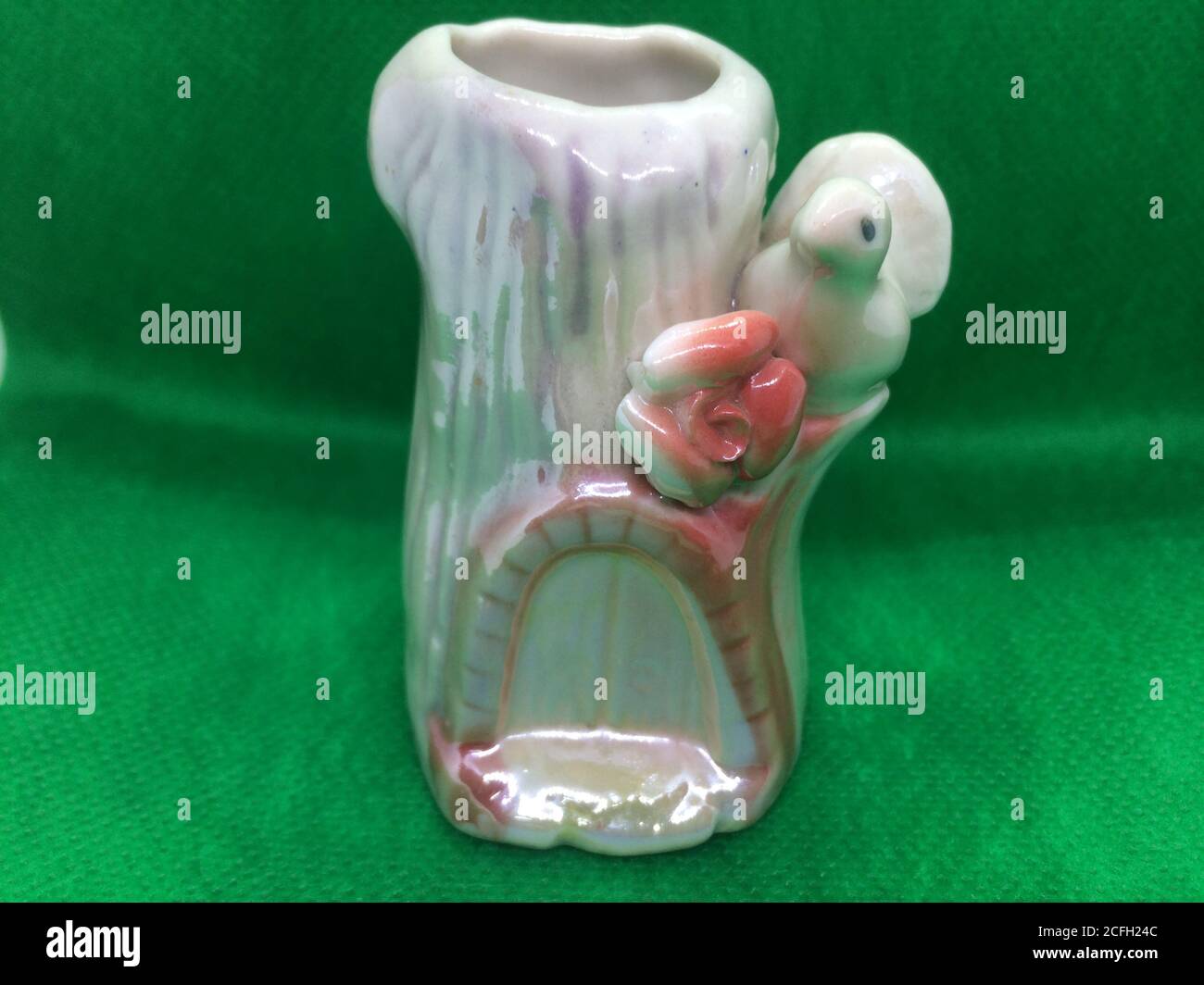 Vetrina per l'arredamento della casa, vasi in ceramica a tema animale, esposizione artistica in ceramica con eleganza vintage Foto Stock