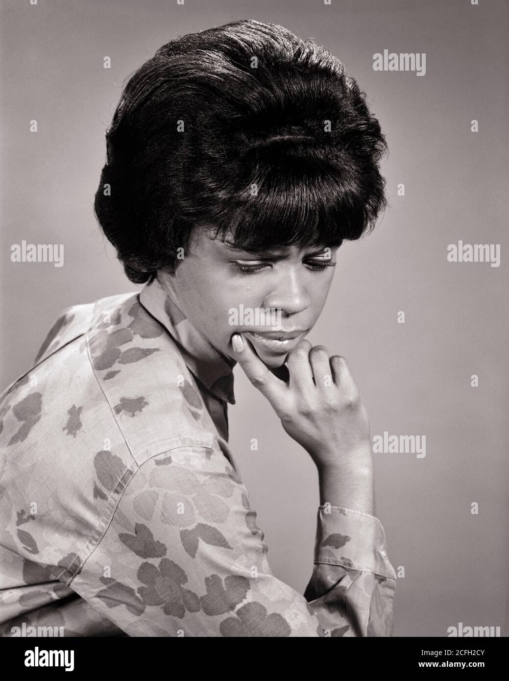 ANNI '60 SOMAN AFRO-AMERICANO MANO AL MENTO GUARDANDO GIÙ MEDITATO SAD ESPRESSIONE SERIA - N2046 HAR001 HARS MENTO GESTURING DISTURBATO B&W TRISTEZZA PREOCCUPATA TESTA E SPALLE AFROAMERICANI AFROAMERICANI RIFLETTENTI PENSARE NERO ETNIA ORGOGLIO GESTI UMORE RIFLESSIVO PONDERARE CONSIDERARE PERSO IN PENSIERO GLUM CONTEMPLATIVO MEDITARE MEDITATIVO MISERABILE NERO E BIANCO CONSIDERANDO HAR001 AFROAMERICANI VECCHIO STILE Foto Stock