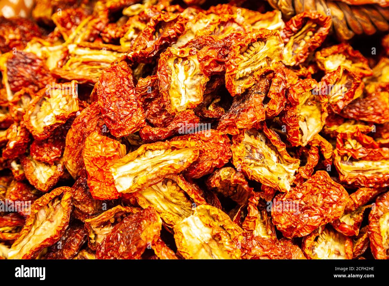tomatoe o pomodoro al mercato questi sono asciugati al sole Foto Stock