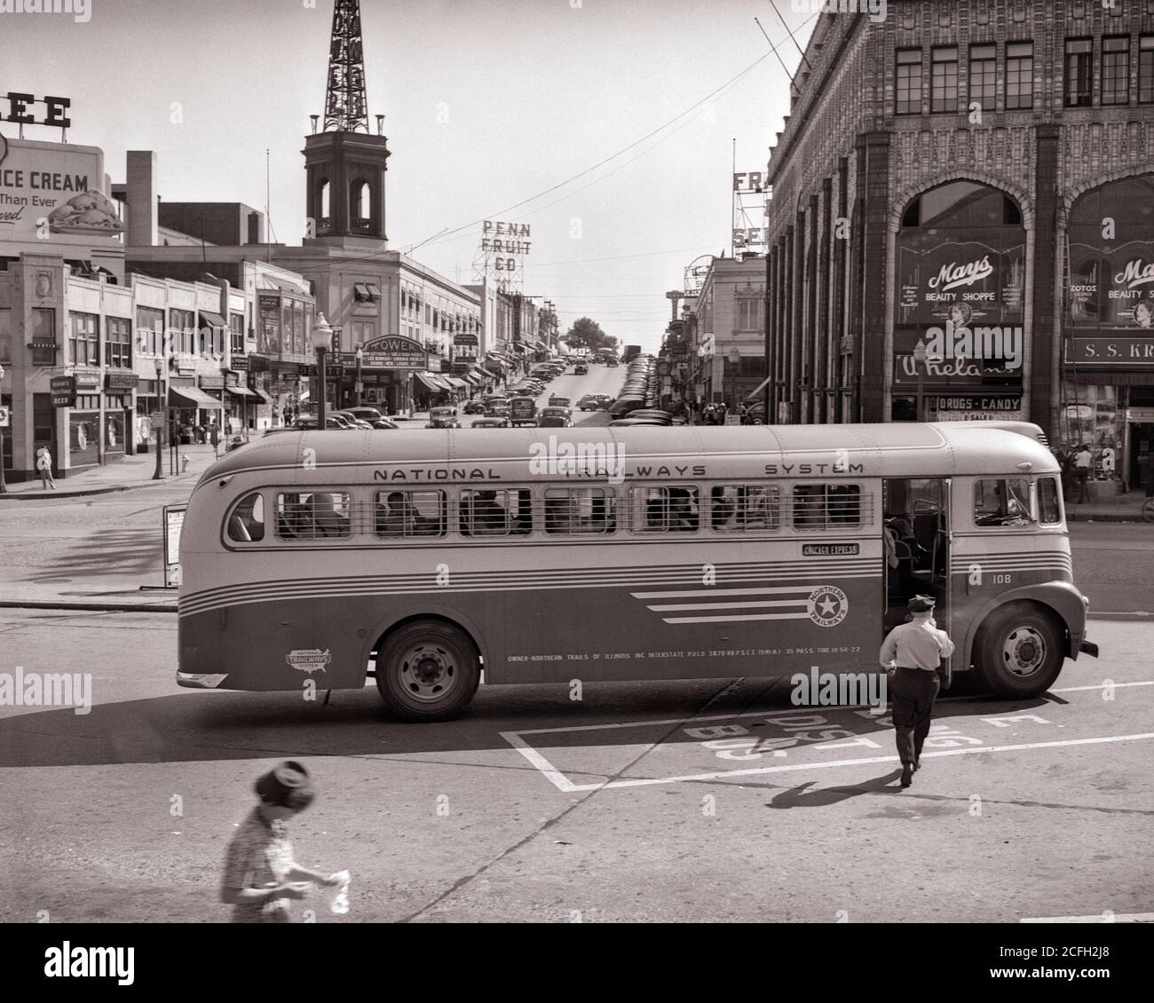 NUOVO E AERODINAMICO AUTOBUS TRAILWAYS EXPRESS DEGLI ANNI '40 CON FERMATA EN ROUTE TO NYC NELLA 69TH STREET RETAIL AREA UPPER DARBY PHILADELPHIA, PENNSYLVANIA USA - Q40799 CPC001 HARS LADIES PERSONS UNITED STATES OF AMERICA MASCHI MODO TRASPORTO B&W NORD AMERICA NORD AMERICA LARGO ANGOLO DI SERVIZIO CLIENTI PA SUPERIORE A ON VERSO L'AREA DI NEW YORK EXPRESS HA SEMPLIFICATO L'ARRESTO CONCETTUALE DEL 69° DISTRETTO DI DARBY IN BIANCO E NERO VECCHIO STILE Foto Stock