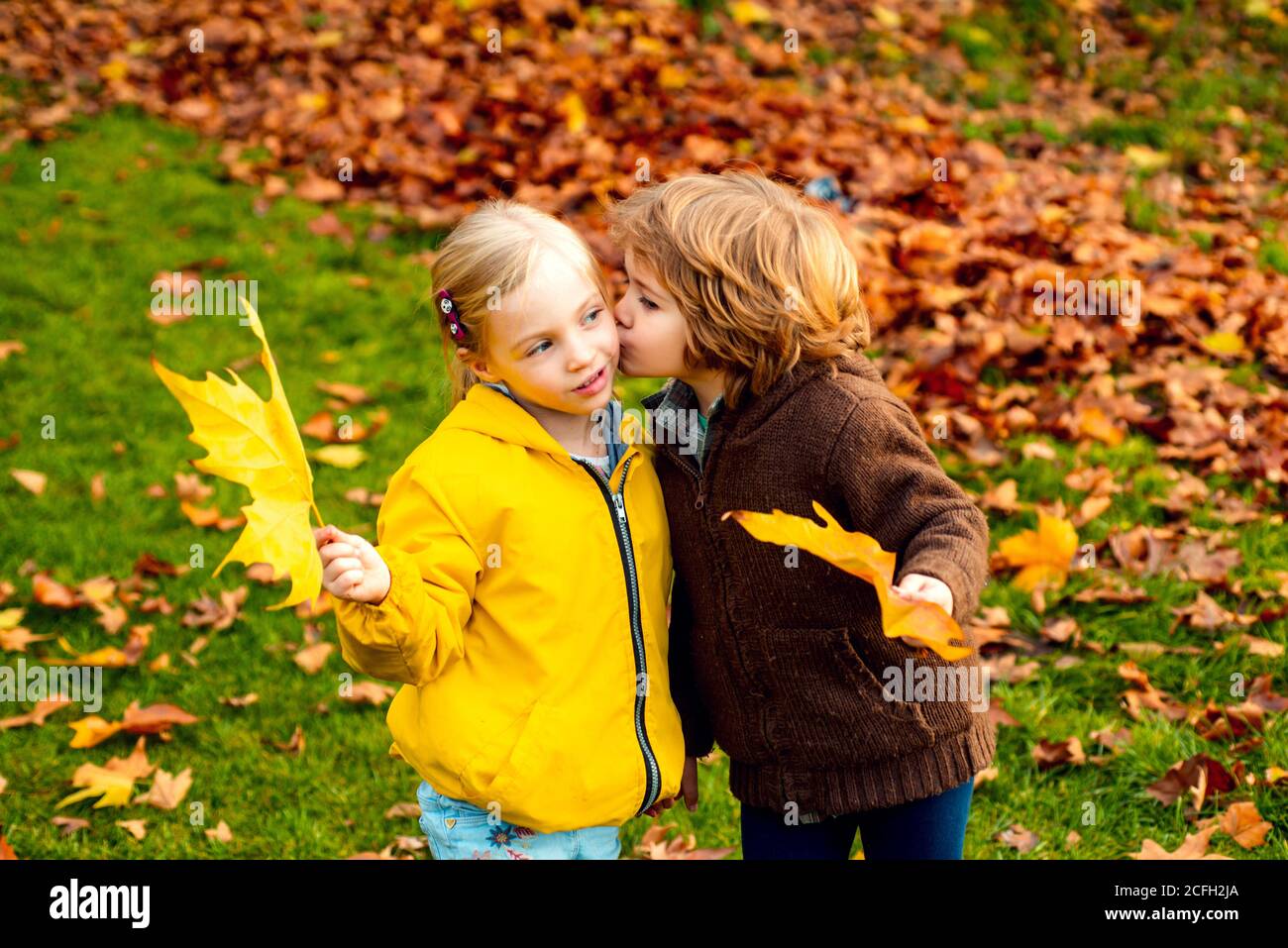 Felici i bambini che si abbracciano e si baciano. Ragazzo dà alla sorella  un bacio sulla guancia Foto stock - Alamy