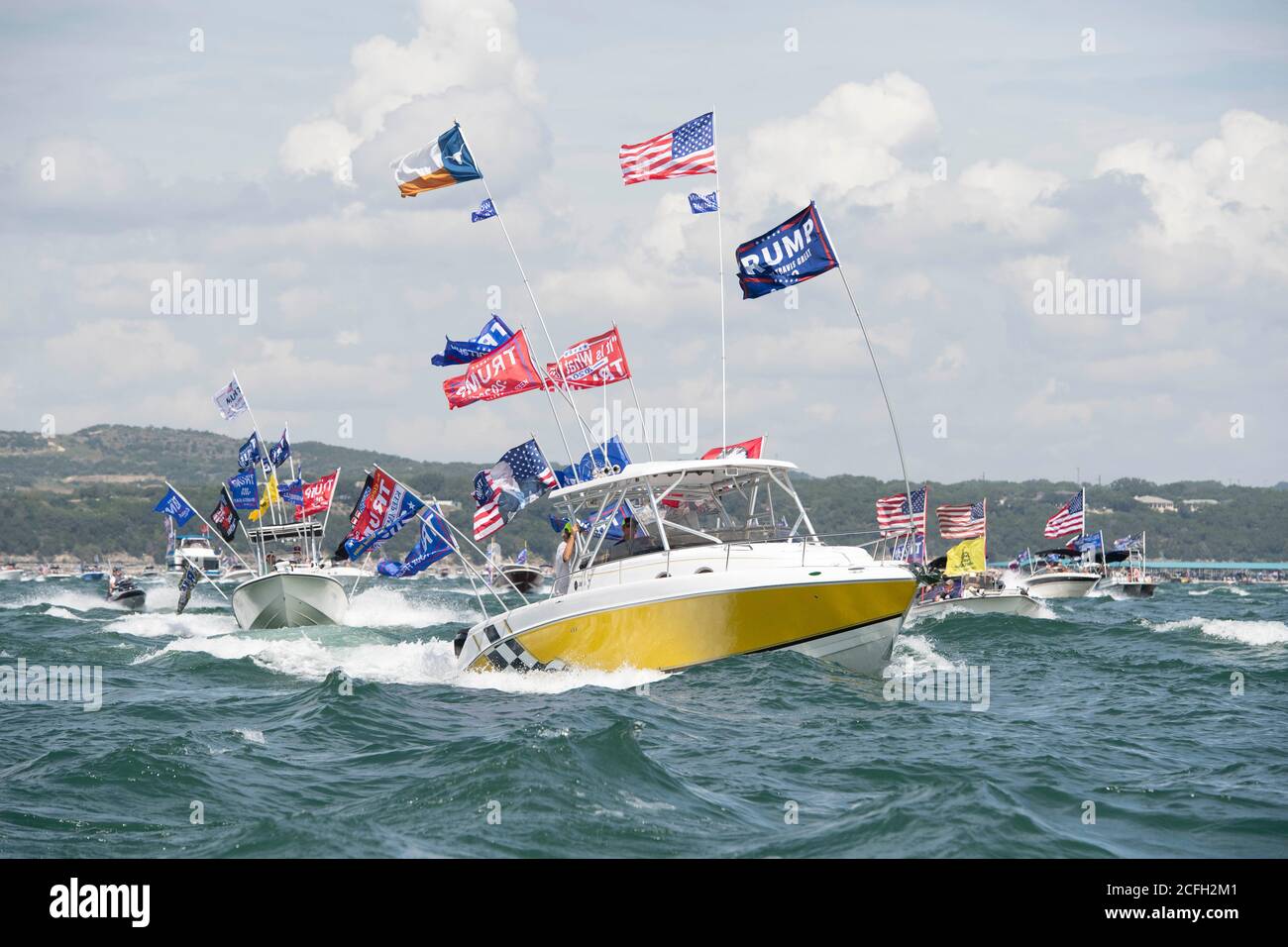 Lakeway, Texas, Stati Uniti. 5 Settembre 2020. Barche battenti bandiere in onore del presidente Donald Trump Crowd Lake Travis durante una sfilata di barche Sabato che ha attratto centinaia di imbarcazioni di tutte le dimensioni. Diverse barche sono sgomeggiate negli enormi wake di centinaia di barche. Credit: Bob Daemmrich/ZUMA Wire/Alamy Live News Foto Stock