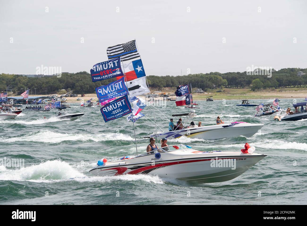 Lakeway, Texas, Stati Uniti. 5 Settembre 2020. Barche battenti bandiere in onore del presidente Donald Trump Crowd Lake Travis durante una sfilata di barche Sabato che ha attratto centinaia di imbarcazioni di tutte le dimensioni. Diverse barche sono sgomeggiate negli enormi wake di centinaia di barche. Credit: Bob Daemmrich/ZUMA Wire/Alamy Live News Foto Stock