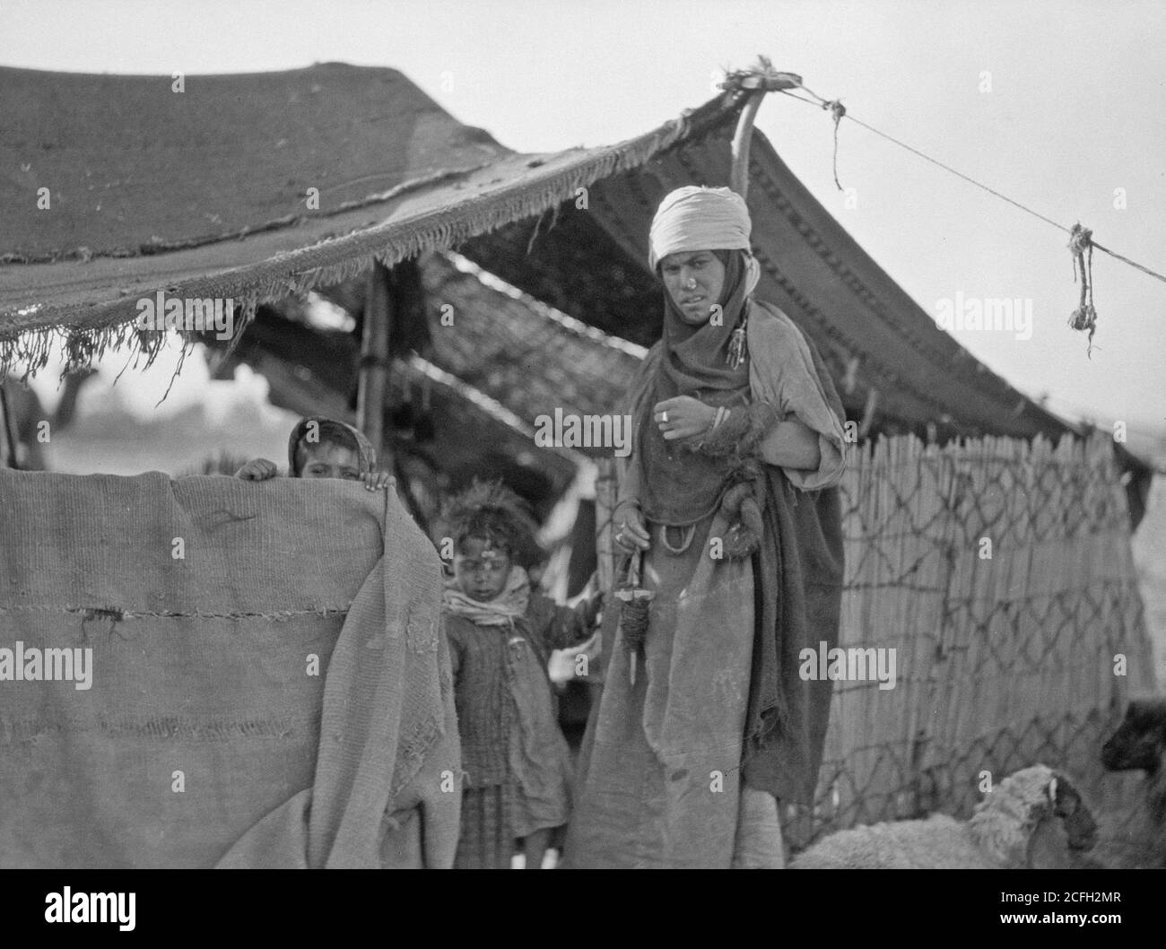 'Titolo originale: Iraq. Ninive. ''la gloria dei Regni.'' Una casa beduina vicino ai tumuli - Ubicazione: Iraq--Ninive (città) ca. 1932' Foto Stock